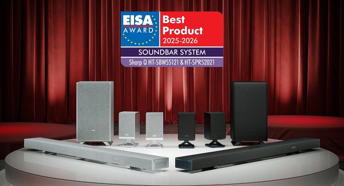 Na tle czerwonej kurtyny znajdują się dwa zestawy soundbarów z subwooferami w kolorach czarnym i srebrnym. Nad nimi widnieje napis: \'EISA AWARD Best Product 2025-2026 SOUND BAR SYSTEM Sharp Q HT-SBW55121 & HT-SPR52021\'.