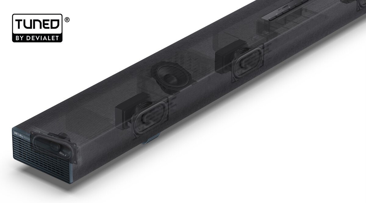 Soundbar w kolorze czarnym z widocznymi głośnikami wewnętrznymi, oznaczony logo \'TUNED BY DEVIALET\'.