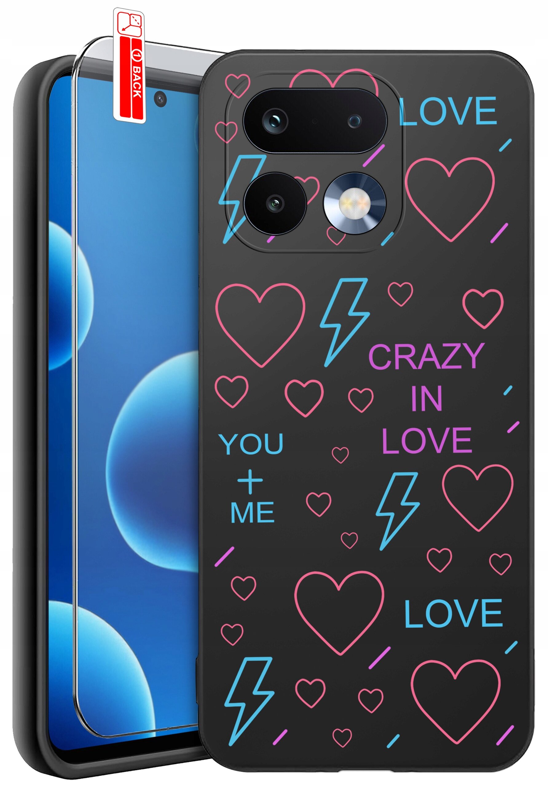 Czarne etui na telefon z kolorowymi wzorami serc, piorunów i napisami \'LOVE\', \'CRAZY IN LOVE\', \'YOU + ME\'. Obok etui znajduje się szkło ochronne z czerwoną naklejką \'BACK\'.