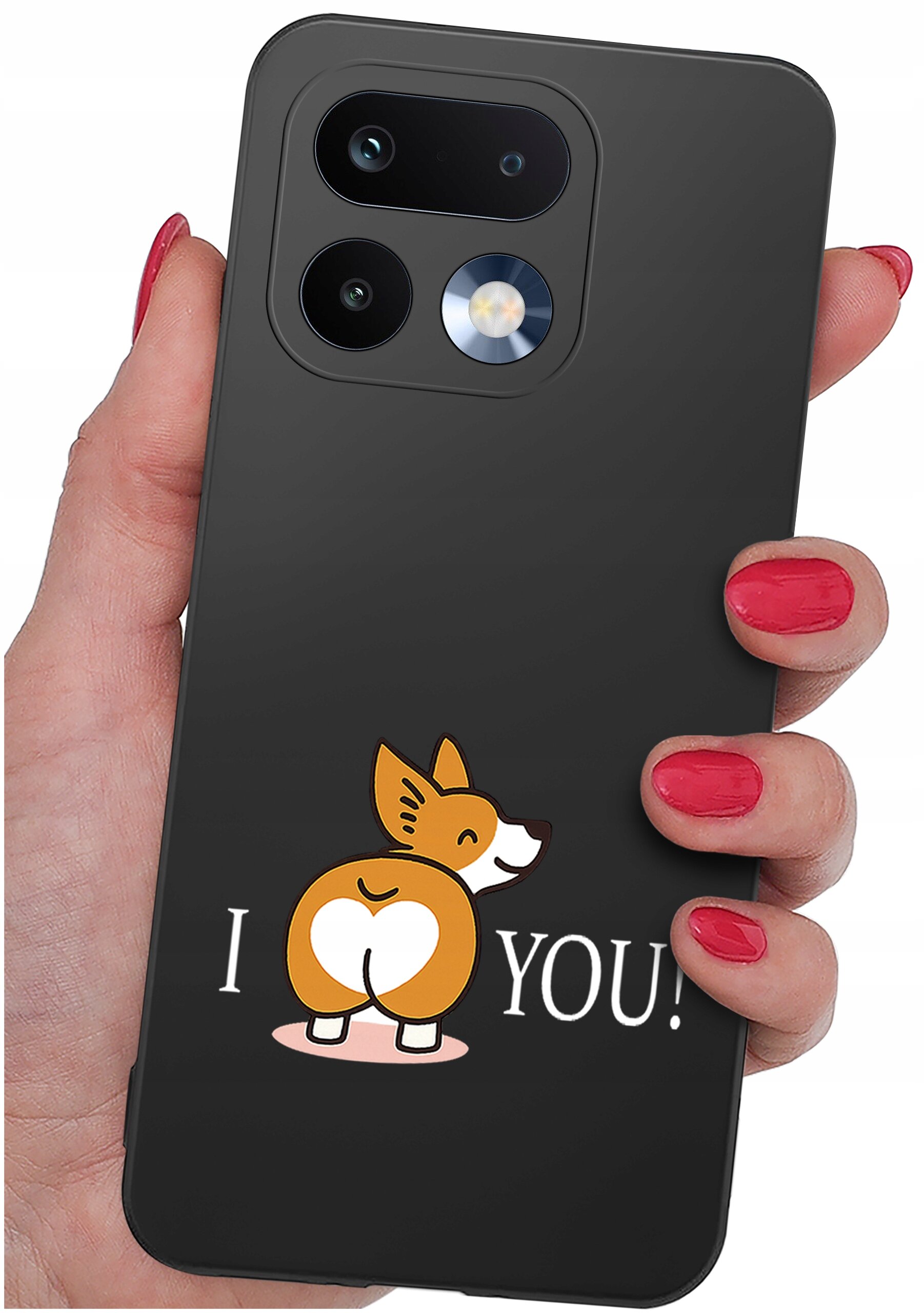 Czarne etui na telefon z nadrukiem psa i napisem \'I ❤️ YOU!\'. Etui trzymane jest w dłoni z pomalowanymi na czerwono paznokciami.