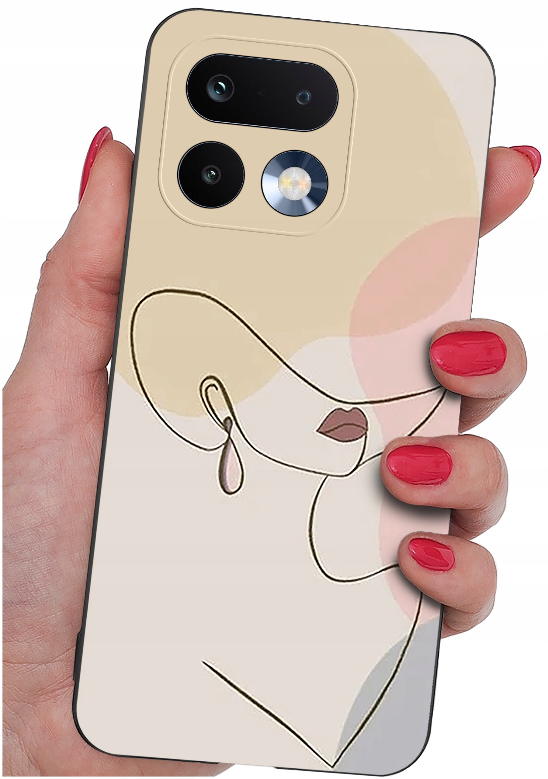 Etui na telefon z abstrakcyjnym wzorem przedstawiającym twarz w pastelowych kolorach, trzymane w dłoni z pomalowanymi na czerwono paznokciami. Widać dwa otwory na aparaty i jeden na lampę błyskową.