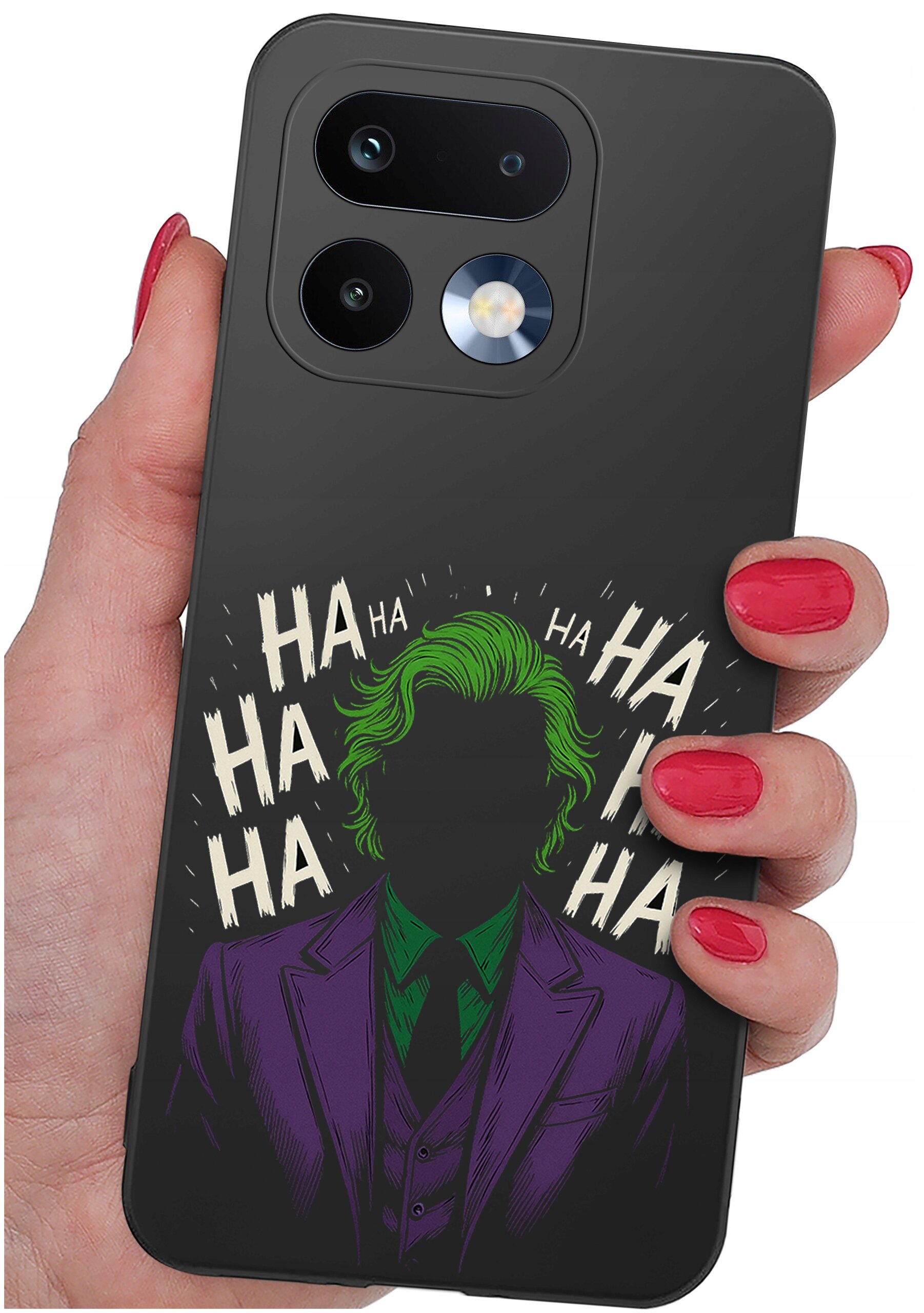 Etui na telefon z grafiką przedstawiającą postać w fioletowym garniturze i zielonych włosach, otoczoną napisem \'HA HA HA\'. Etui trzymane jest w dłoni z czerwonym lakierem na paznokciach.