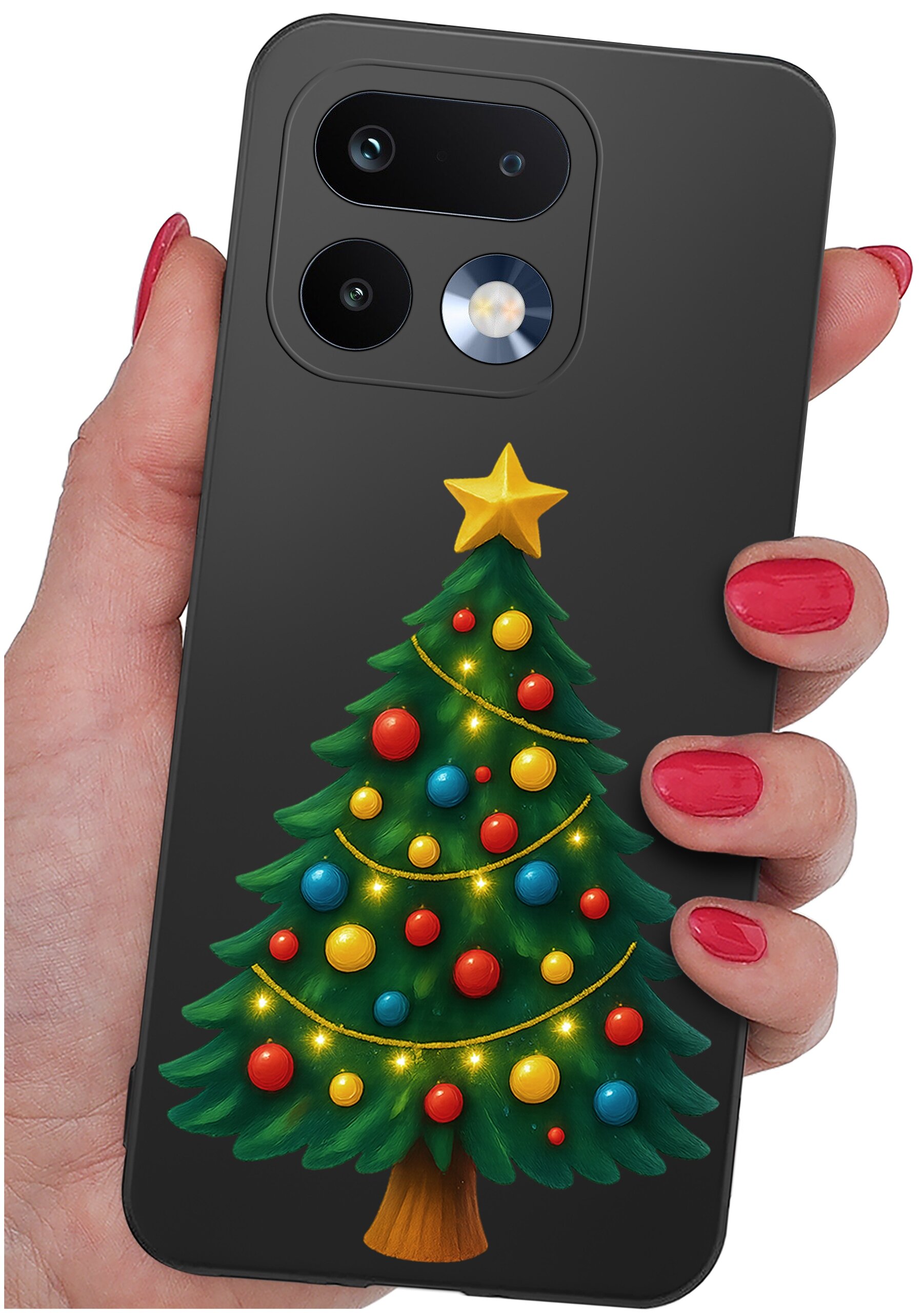 Osoba trzyma telefon z czarnym etui, na którym znajduje się kolorowa grafika choinki z bombkami i gwiazdą na szczycie.