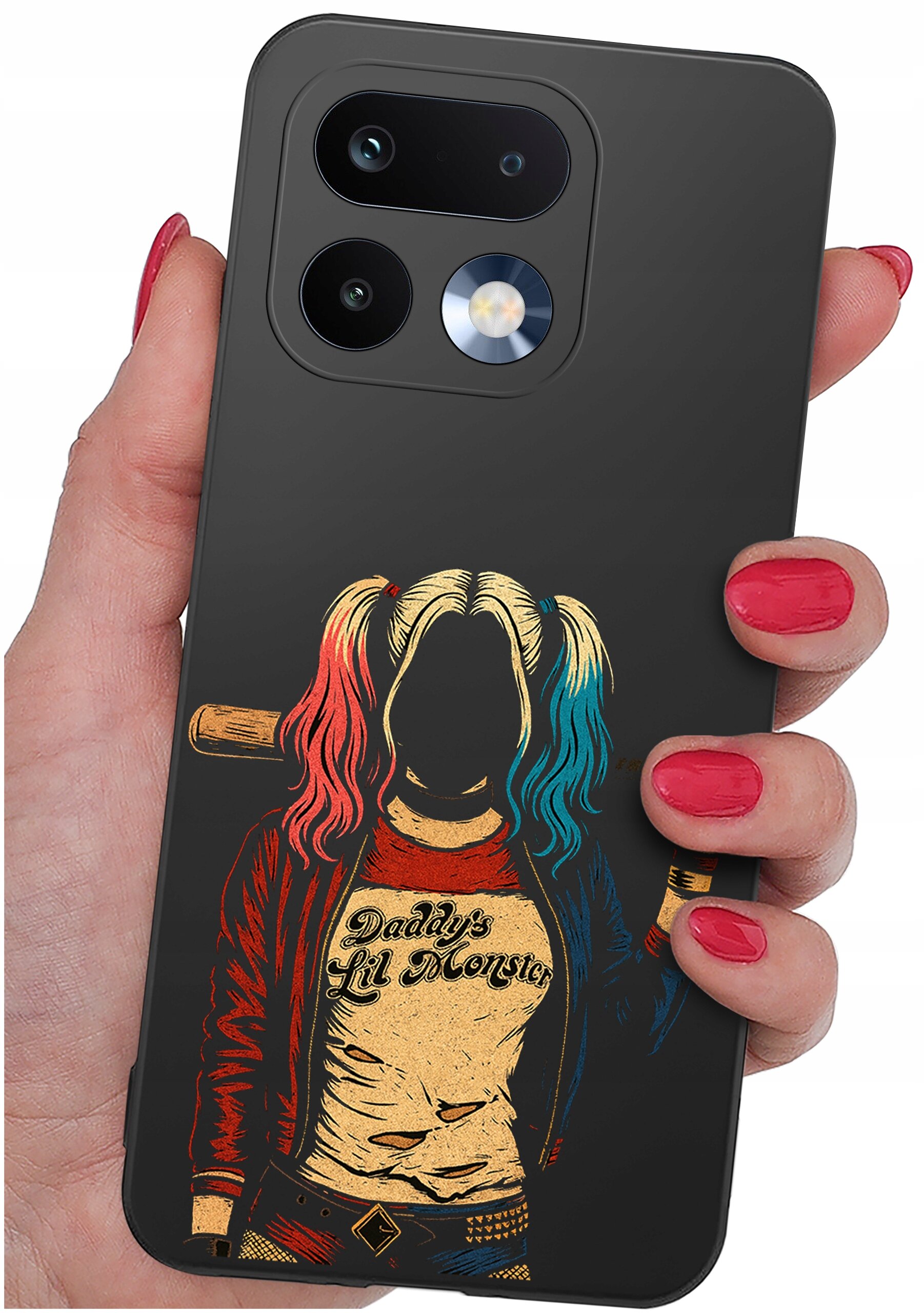 Etui na telefon z grafiką przedstawiającą postać z kolorowymi włosami i napisem \'Daddy\'s Lil Monster\' na koszulce. Etui jest trzymane w dłoni z pomalowanymi na czerwono paznokciami.