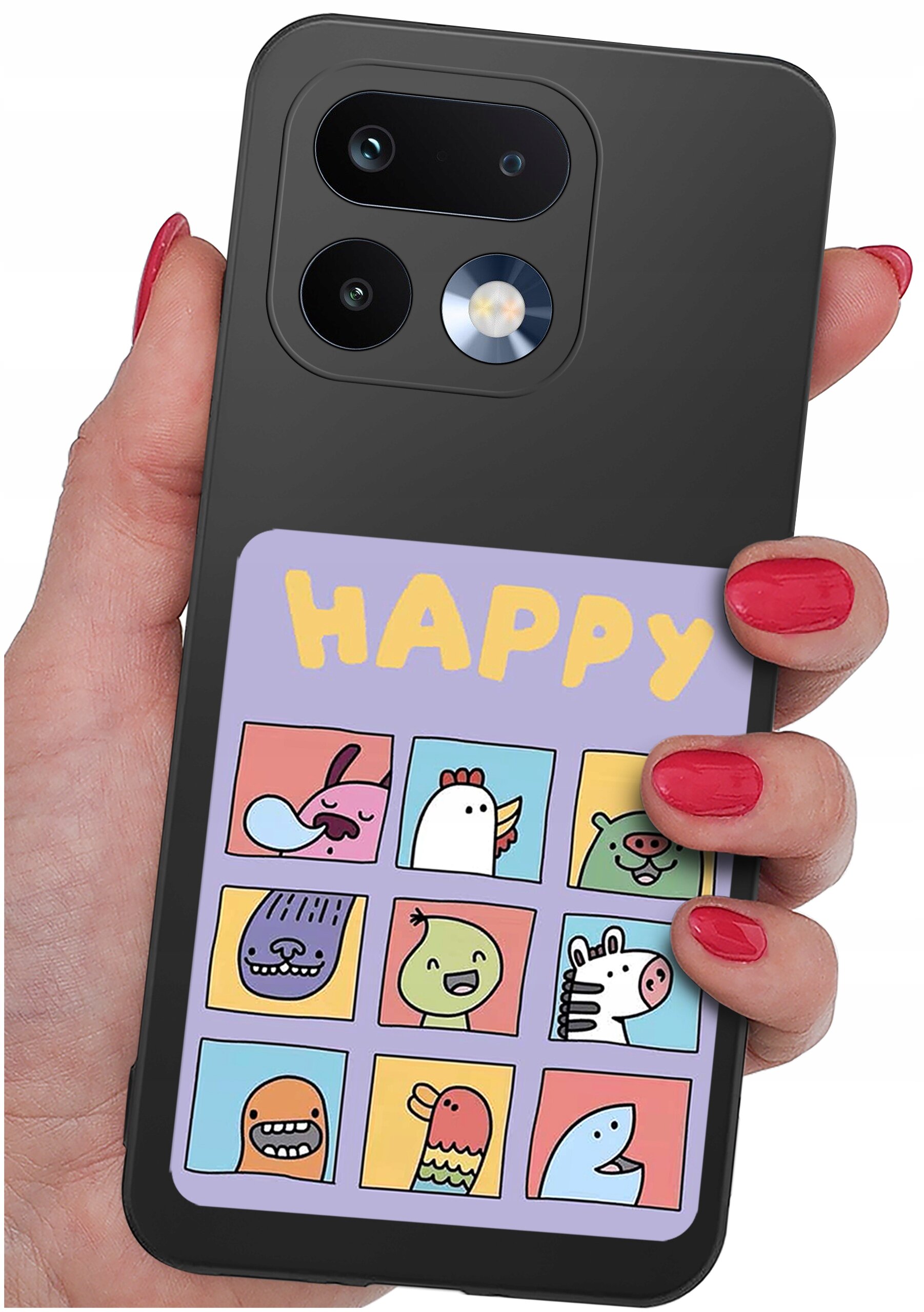 Osoba trzyma telefon w czarnym etui z kolorowym nadrukiem przedstawiającym dziewięć rysunkowych postaci i napis \'HAPPY\'.
