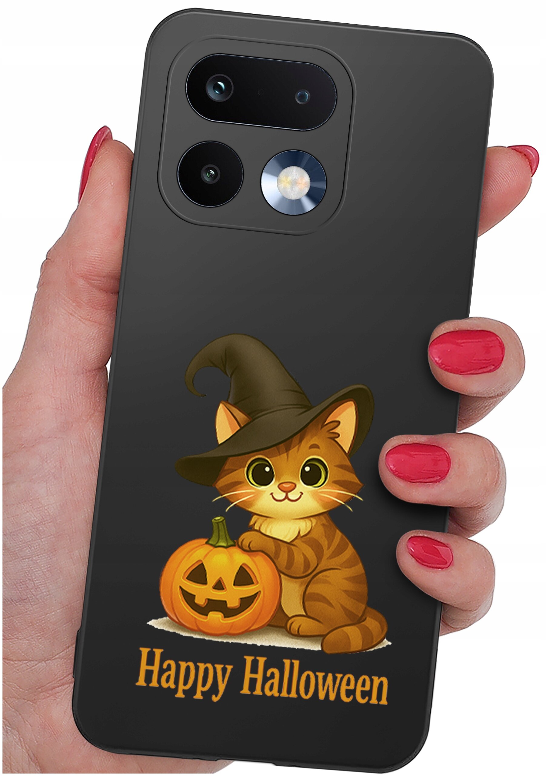 Czarna obudowa telefonu z nadrukiem kota w kapeluszu czarownicy obok dyni oraz napisem \'Happy Halloween\'. Obudowa jest trzymana w dłoni z czerwonym lakierem na paznokciach.