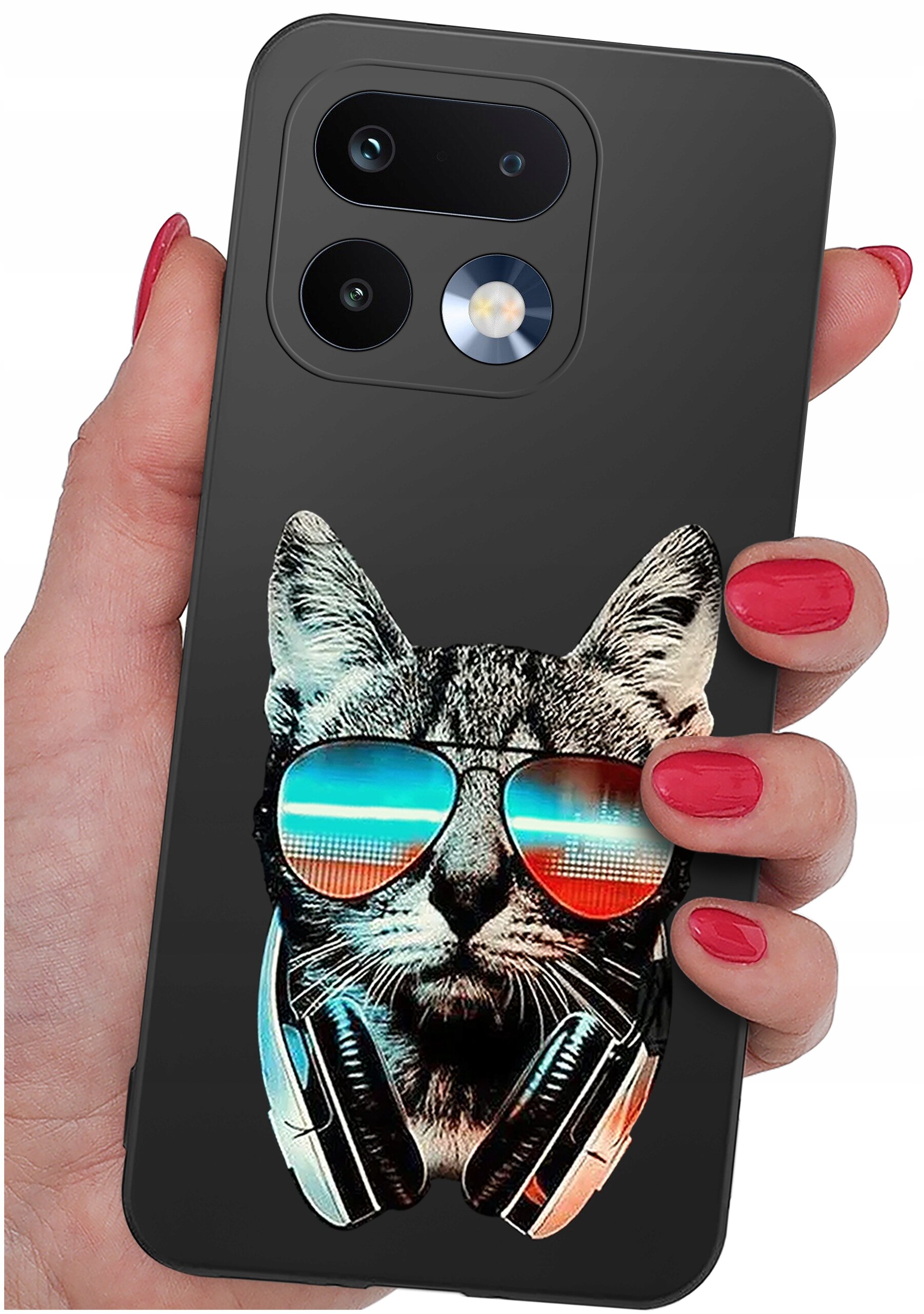 Etui na telefon z nadrukiem kota w okularach przeciwsłonecznych i słuchawkach, trzymane w dłoni z pomalowanymi na czerwono paznokciami.