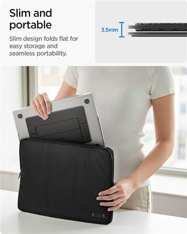 Osoba wkłada laptop do czarnej torby, a obok widoczny jest napis \'Slim and portable\' oraz informacja o grubości 3,5 mm. Produkt ma smukły design, który umożliwia łatwe przechowywanie i przenoszenie.