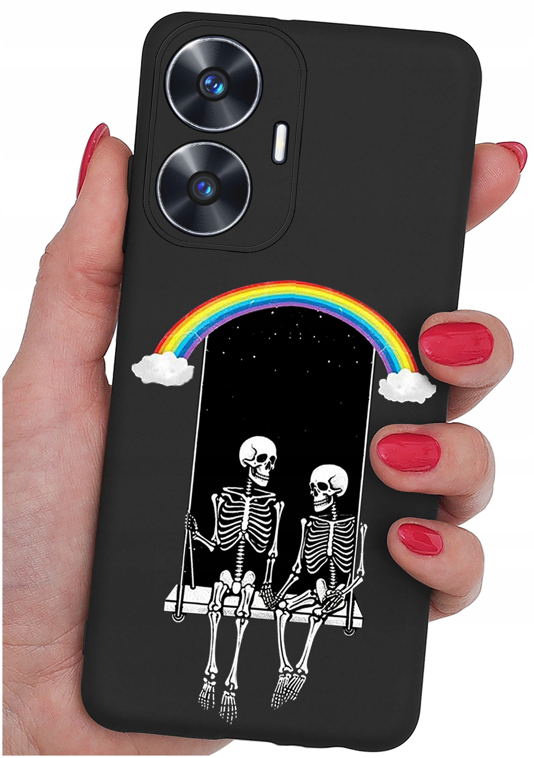 Czarne etui na telefon z grafiką przedstawiającą dwa szkielety siedzące na huśtawce pod tęczą z chmurkami. Etui trzymane jest w dłoni z pomalowanymi na czerwono paznokciami.