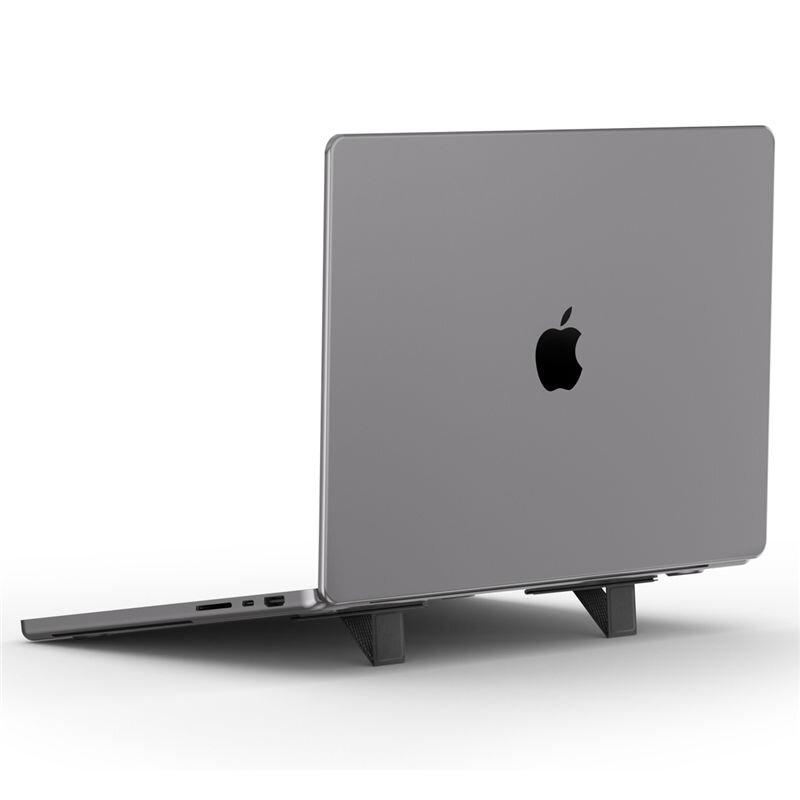 Na obrazie widoczny jest laptop w kolorze szarym, ustawiony na czarnym stojaku. Na obudowie laptopa znajduje się logo w kształcie nadgryzionego jabłka.