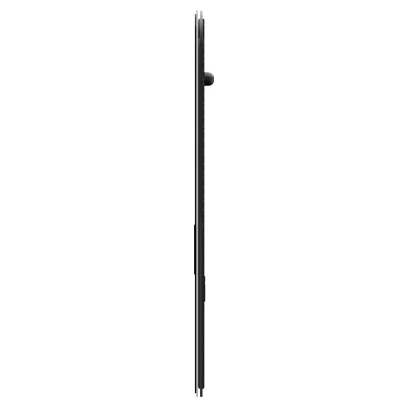 Lampa wisząca z metalowym, srebrnym kloszem o cylindrycznym kształcie, zawieszona na czarnym przewodzie z okrągłą podsufitką.
