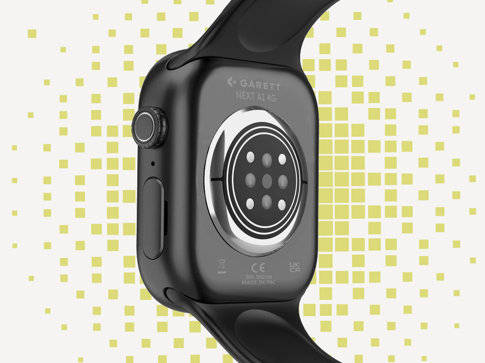 Czarny smartwatch z widocznym tyłem obudowy, na którym znajduje się napis \'GARETT NEXT AI 4G\'. W tle widoczny jest wzór z żółtych kwadratów.
