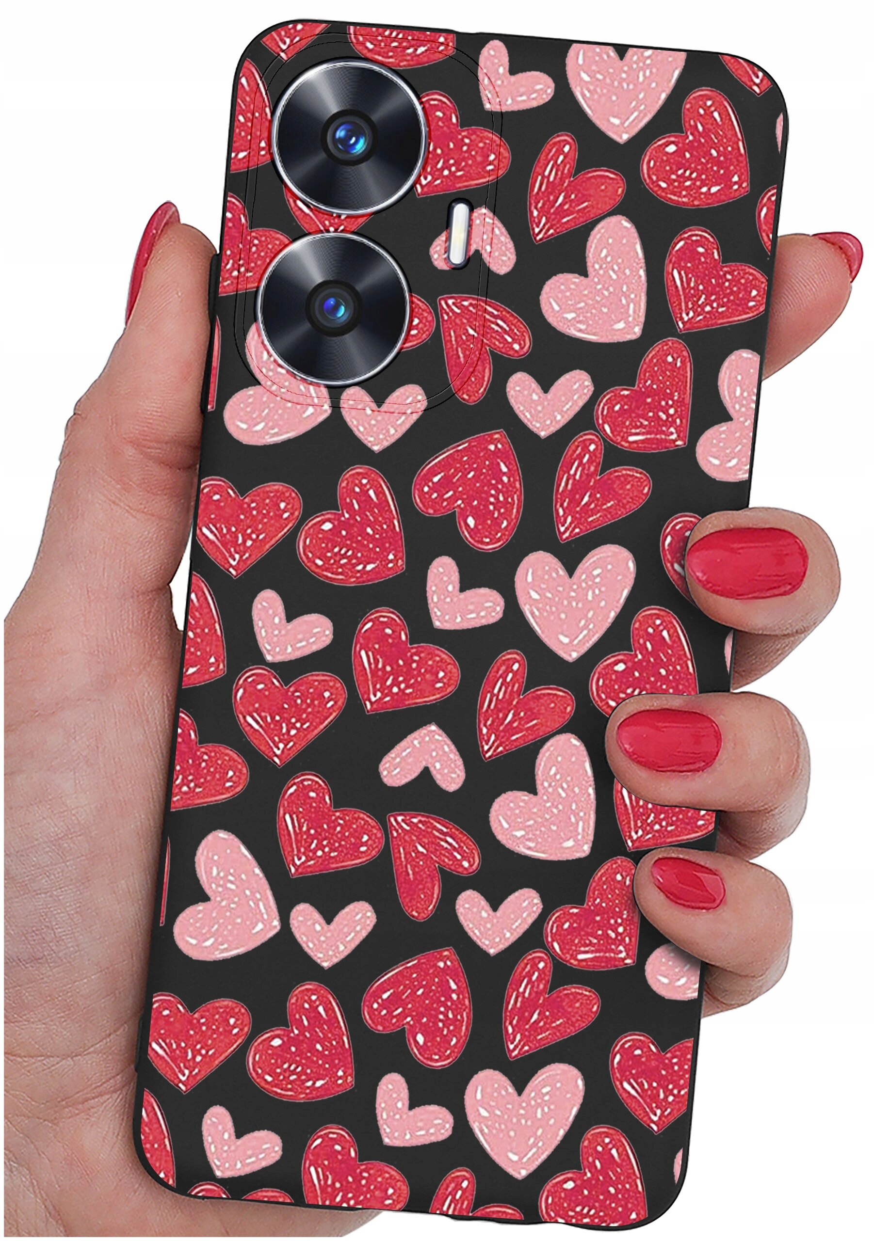 Etui na telefon z wzorem czerwonych i różowych serc trzymane w dłoni z pomalowanymi na czerwono paznokciami. Etui posiada dwa otwory na aparat i jeden na lampę błyskową.