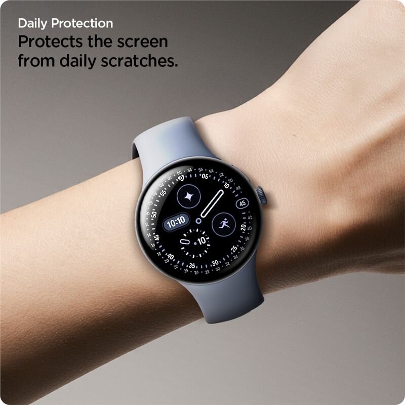 Na zdjęciu widoczny jest zegarek na nadgarstku z okrągłym wyświetlaczem i szarą opaską. Tekst na obrazie: \'Daily Protection Protects the screen from daily scratches.\'