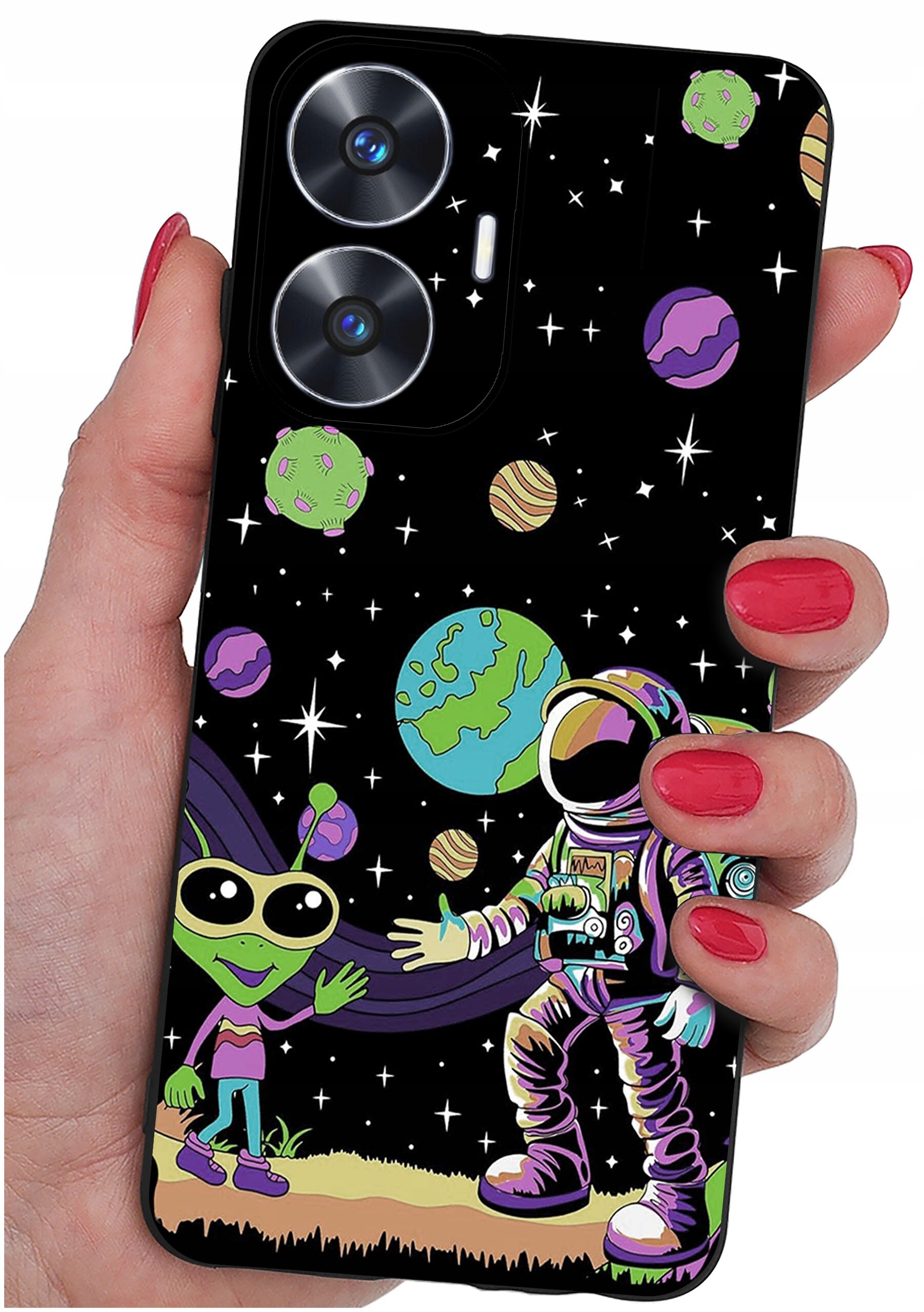 Etui na telefon z kolorowym wzorem przedstawiającym kosmonautę i zielonego kosmitę na tle kosmosu z planetami. Etui trzymane jest w dłoni z pomalowanymi na czerwono paznokciami.