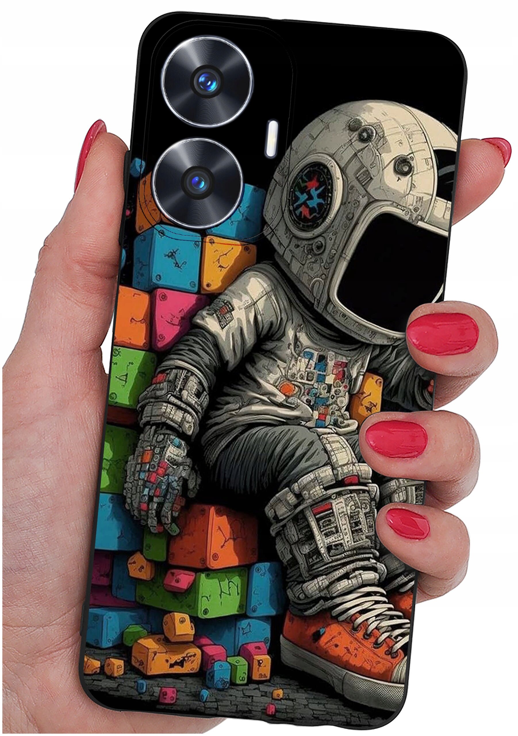 Etui na telefon z kolorowym wzorem przedstawiającym astronautę siedzącego na tle kolorowych klocków. Etui trzymane jest w dłoni z pomalowanymi na czerwono paznokciami.