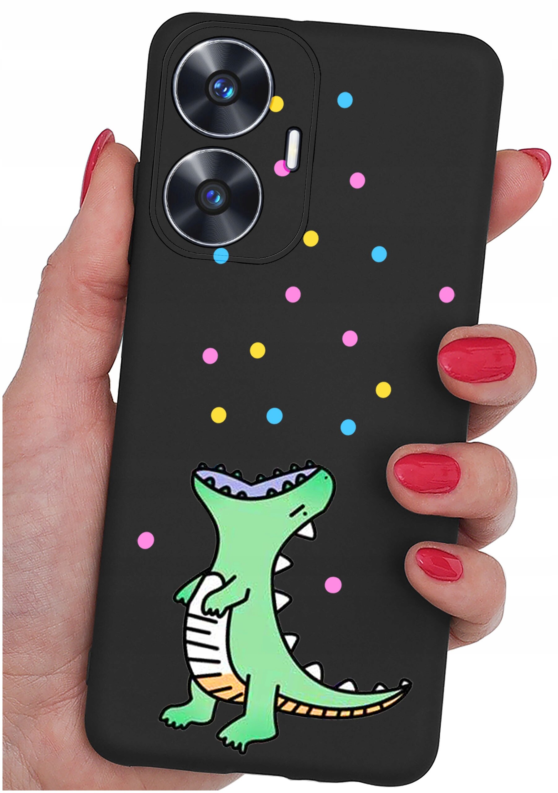 Czarne etui na telefon z kolorowym wzorem przedstawiającym zielonego dinozaura i kolorowe kropki. Etui jest trzymane w dłoni z pomalowanymi na czerwono paznokciami.