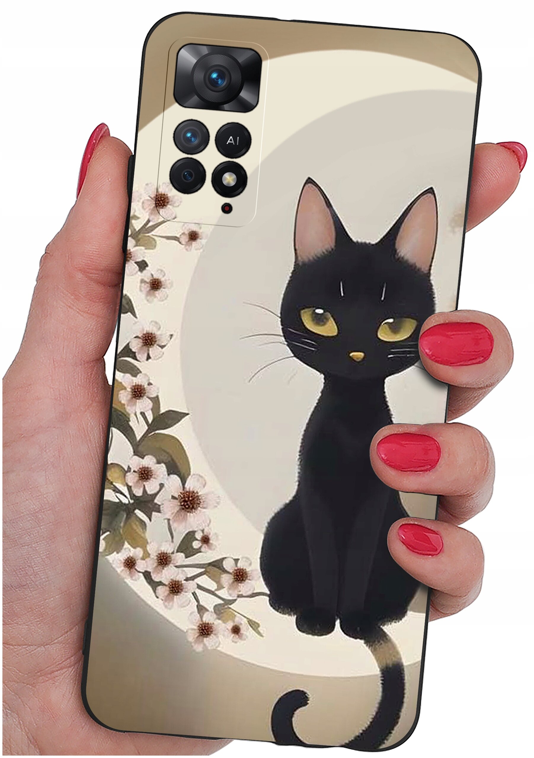 Etui na telefon z nadrukiem czarnego kota siedzącego na tle półksiężyca i kwiatów. Etui jest trzymane w dłoni z pomalowanymi na czerwono paznokciami.