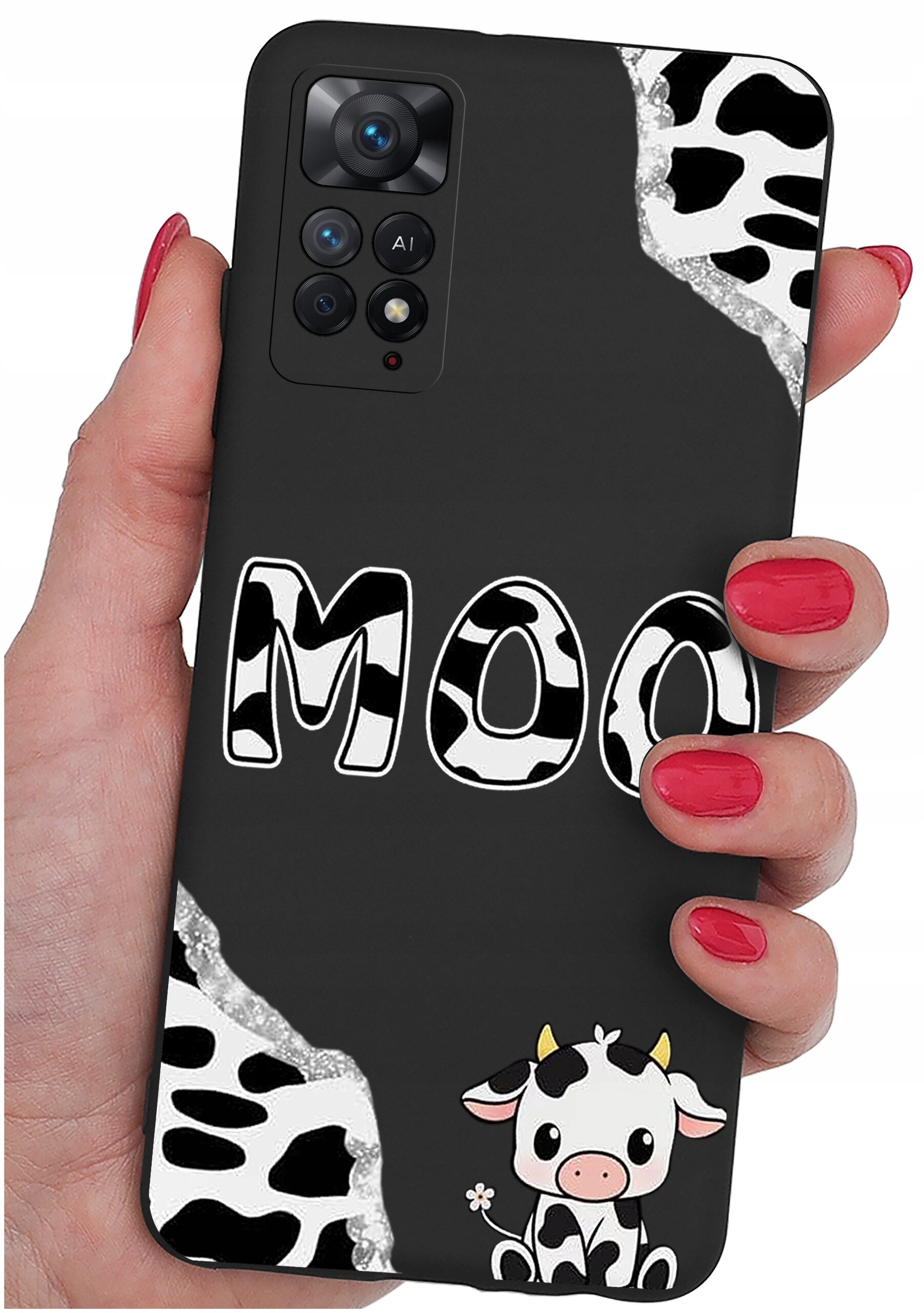 Etui na telefon z czarnym tłem, ozdobione wzorem przypominającym krowie łaty oraz napisem \'MOO\'. W dolnym rogu znajduje się rysunek uroczej krowy.