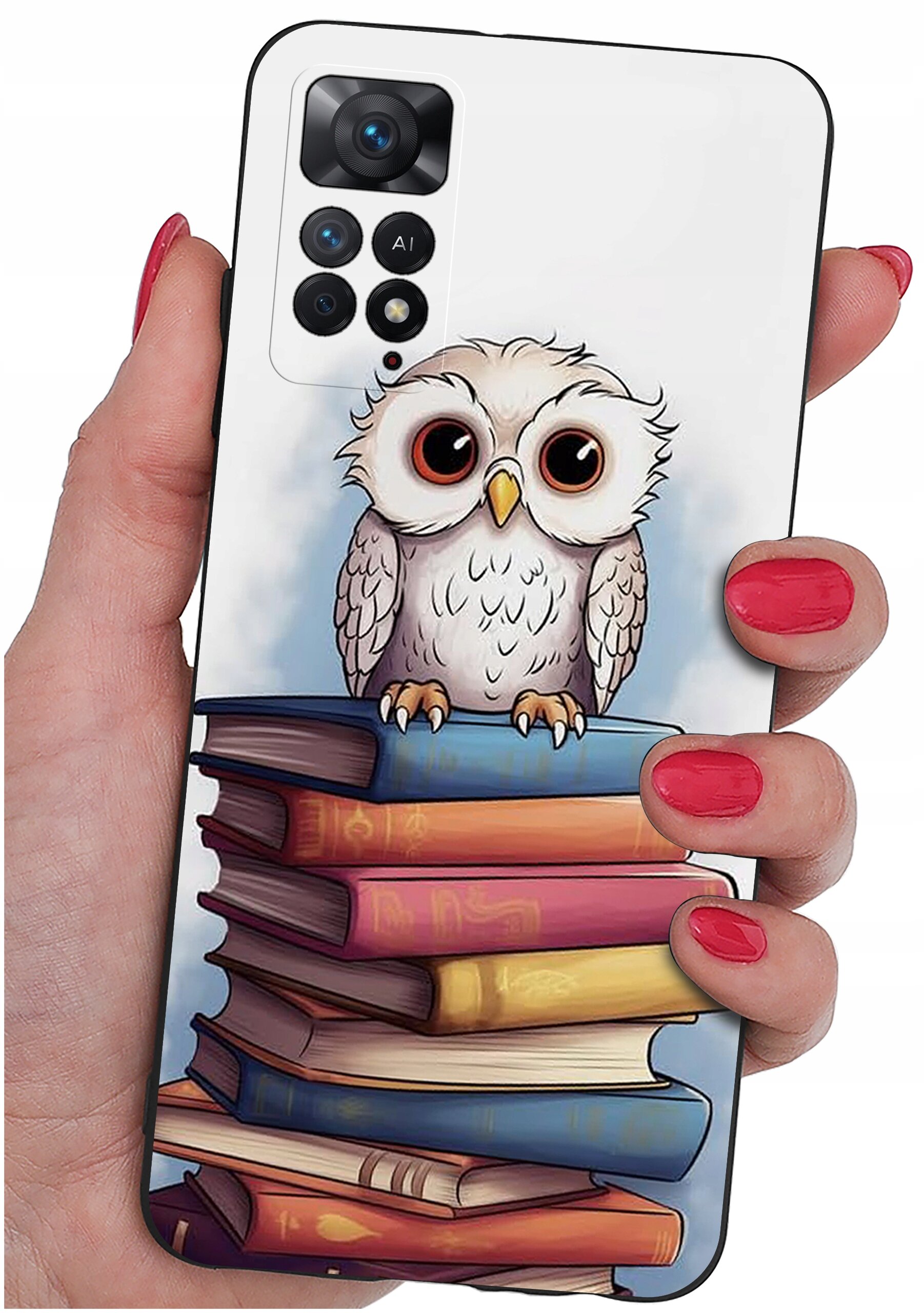 Etui na telefon z nadrukiem sowy siedzącej na stosie książek, trzymane w dłoni z pomalowanymi na czerwono paznokciami. Aparat telefonu ma cztery obiektywy i napis \'AI\'.