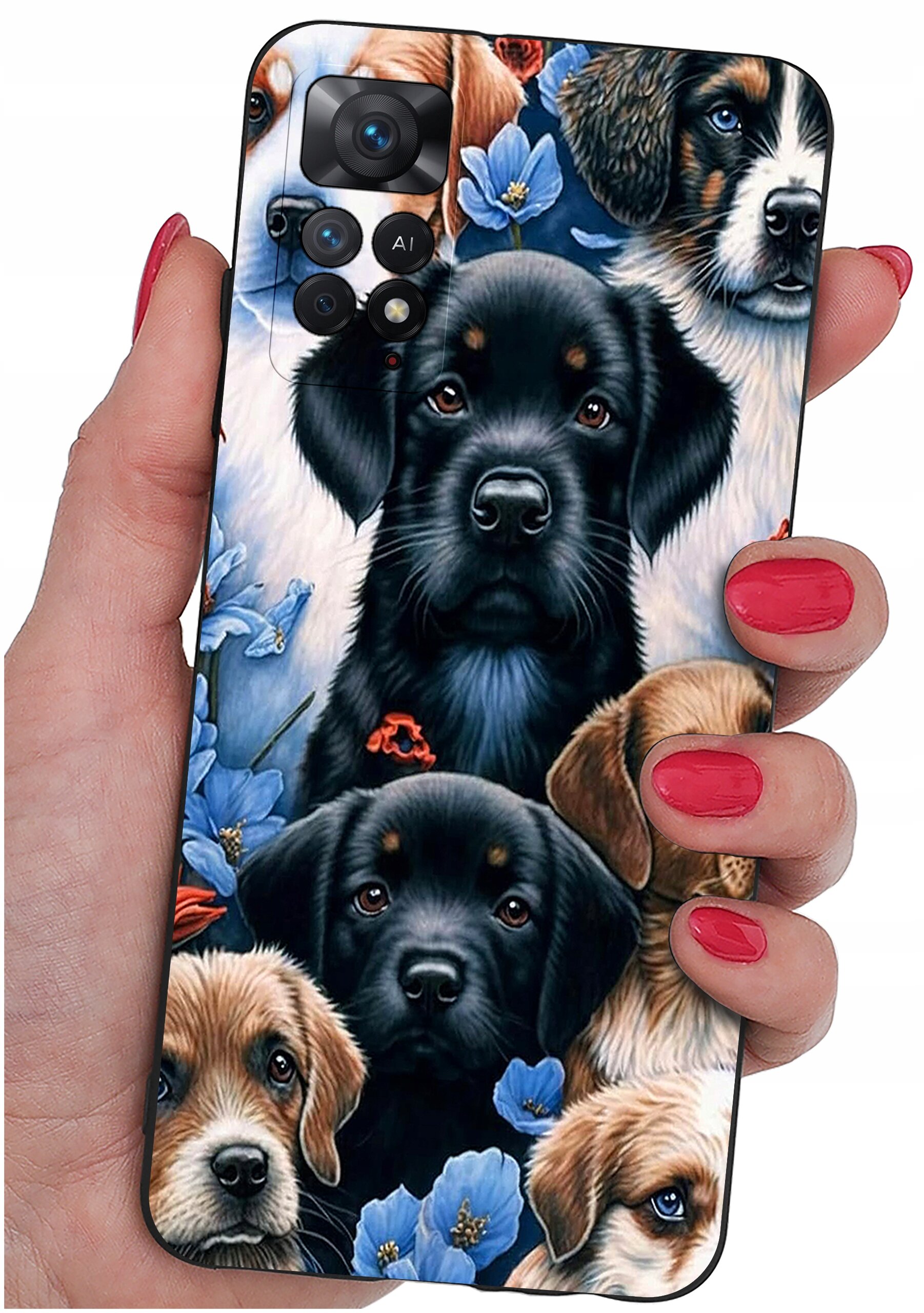 Etui na telefon z wzorem przedstawiającym psy i niebieskie kwiaty, trzymane w dłoni z pomalowanymi na czerwono paznokciami. Widoczne są obiektywy aparatu telefonu.