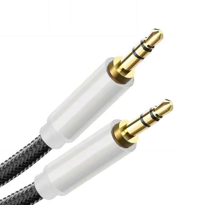 Obraz przedstawia dwa białe kable audio z pozłacanymi wtykami minijack 3,5 mm. Kable mają plecioną osłonę w kolorze czarnym.