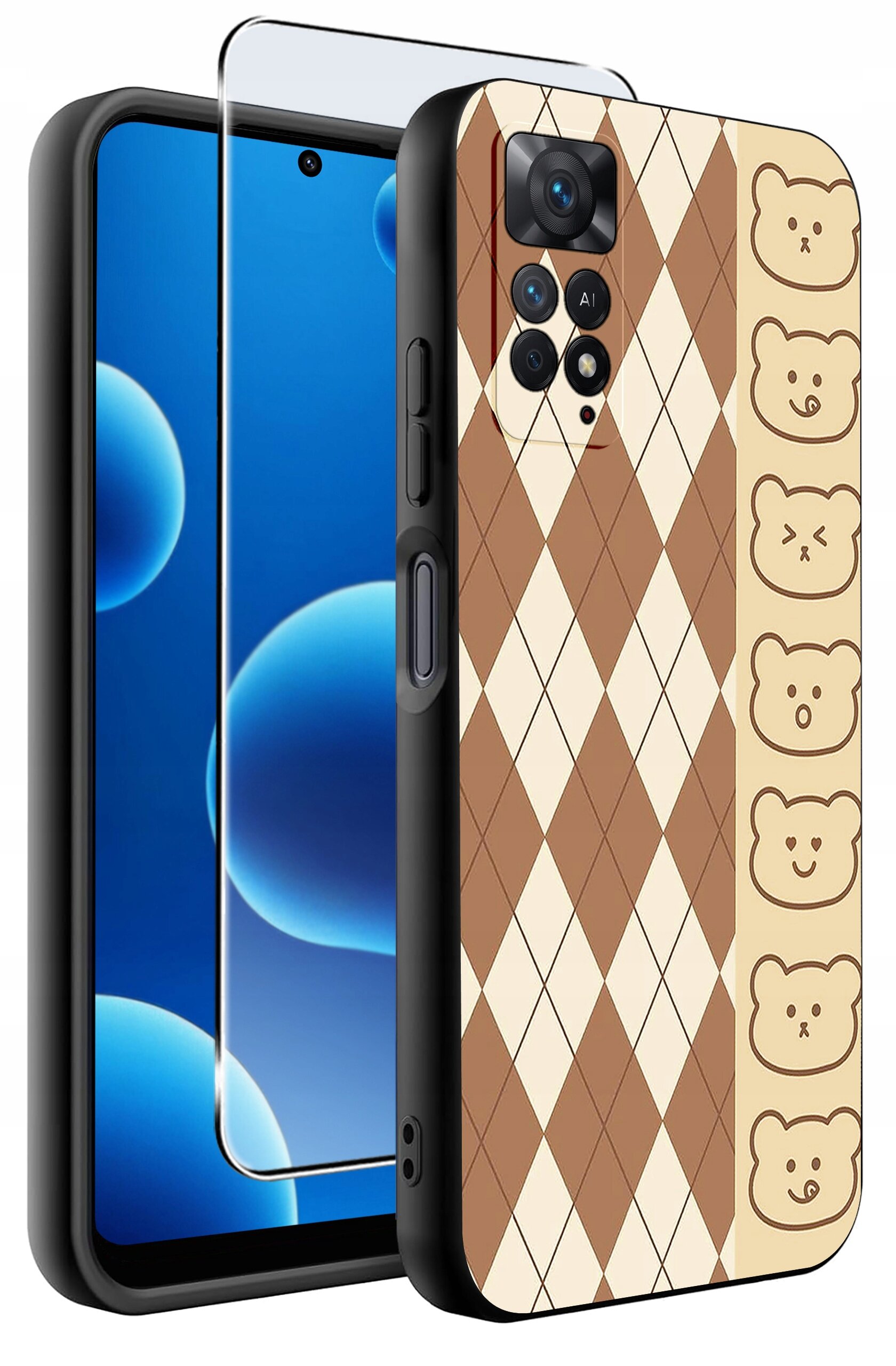 Etui na telefon z wzorem w romby i rysunkami misiów w kolorach brązowym i beżowym. Obok etui znajduje się szkło ochronne na ekran.