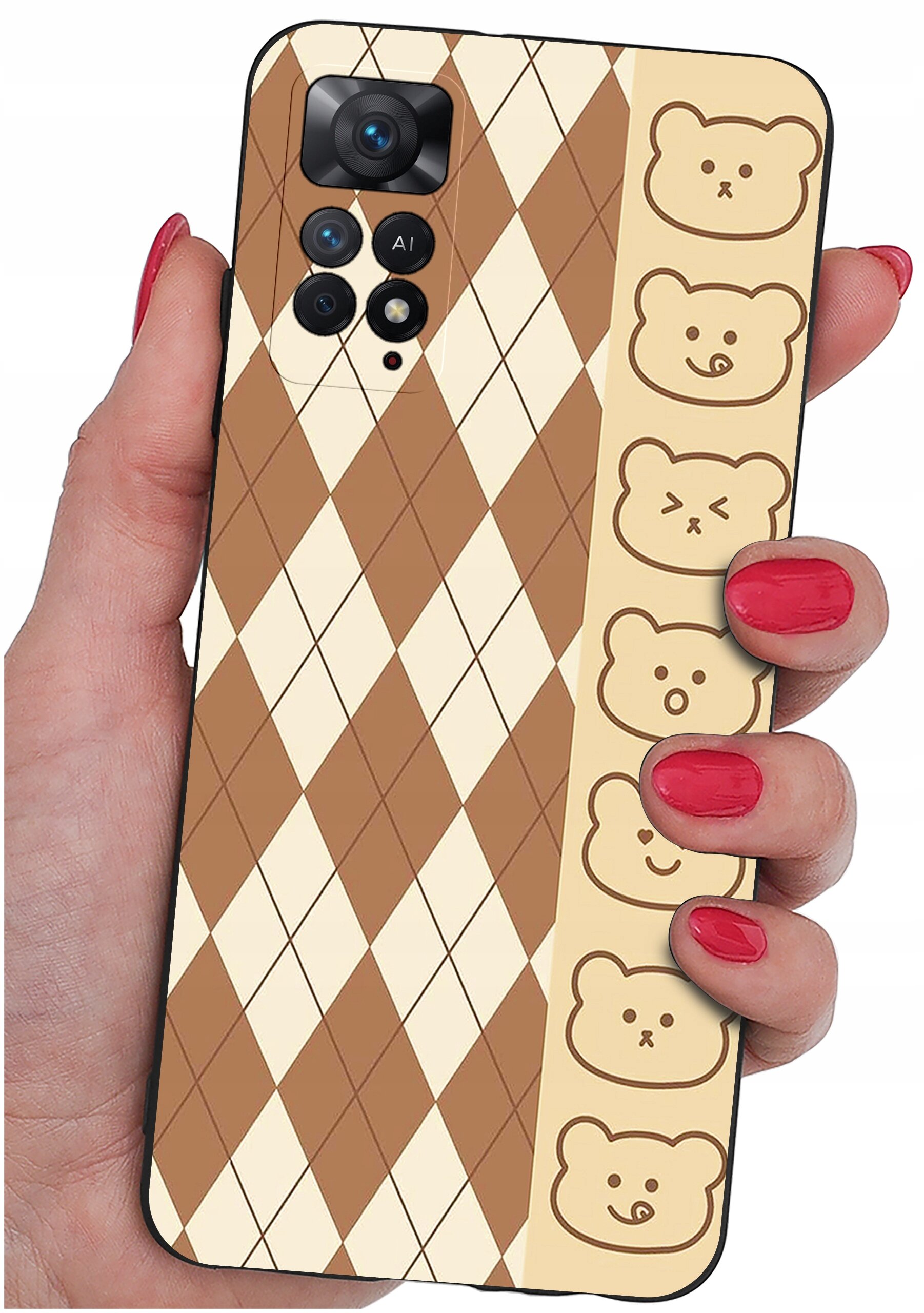 Etui na telefon z wzorem w romby w kolorach brązowym i kremowym oraz rzędem rysunków misiów po boku. Etui trzymane jest w dłoni z pomalowanymi na czerwono paznokciami.