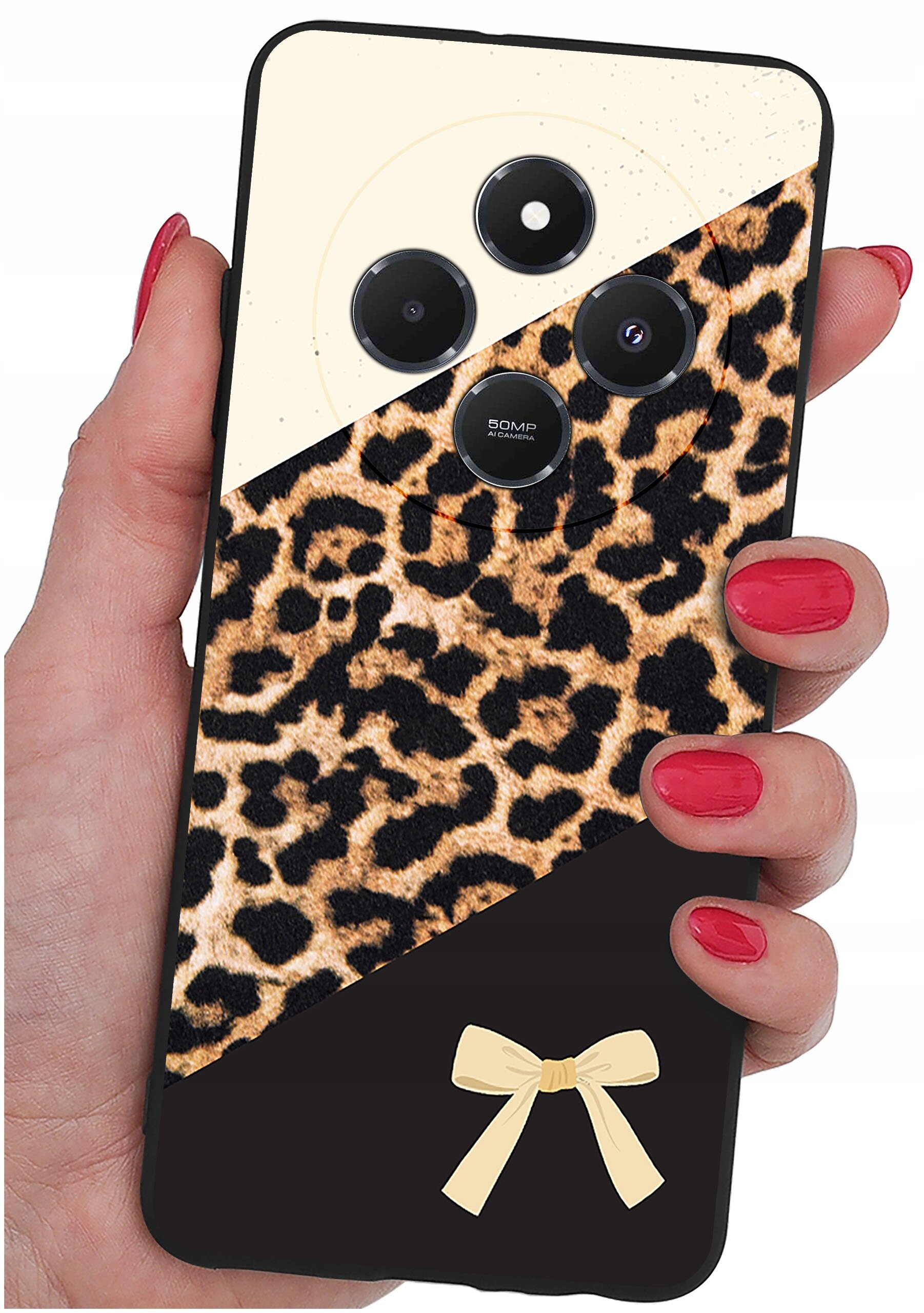 Etui na telefon z wzorem w cętki i czarnym dołem ozdobionym jasną kokardką. Widoczne są trzy obiektywy aparatu oraz napis \'50MP\'.