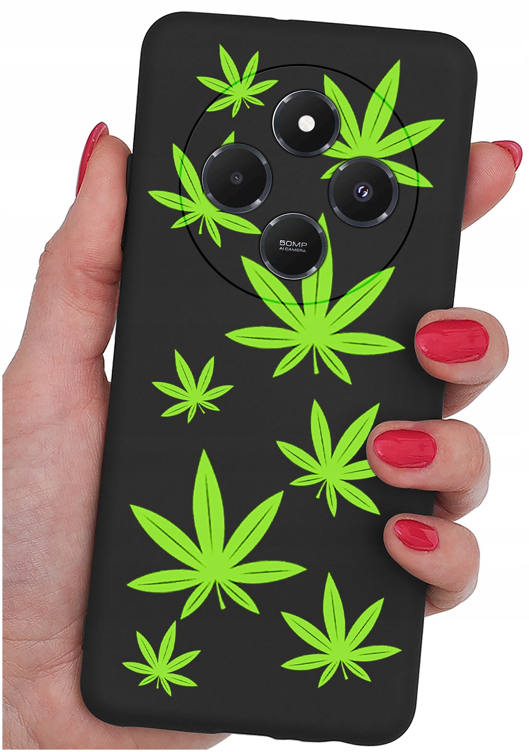 Czarna obudowa telefonu z zielonymi wzorami liści, trzymana w dłoni z czerwonymi paznokciami. Widoczne są trzy obiektywy aparatu oraz napis \'50MP\'.