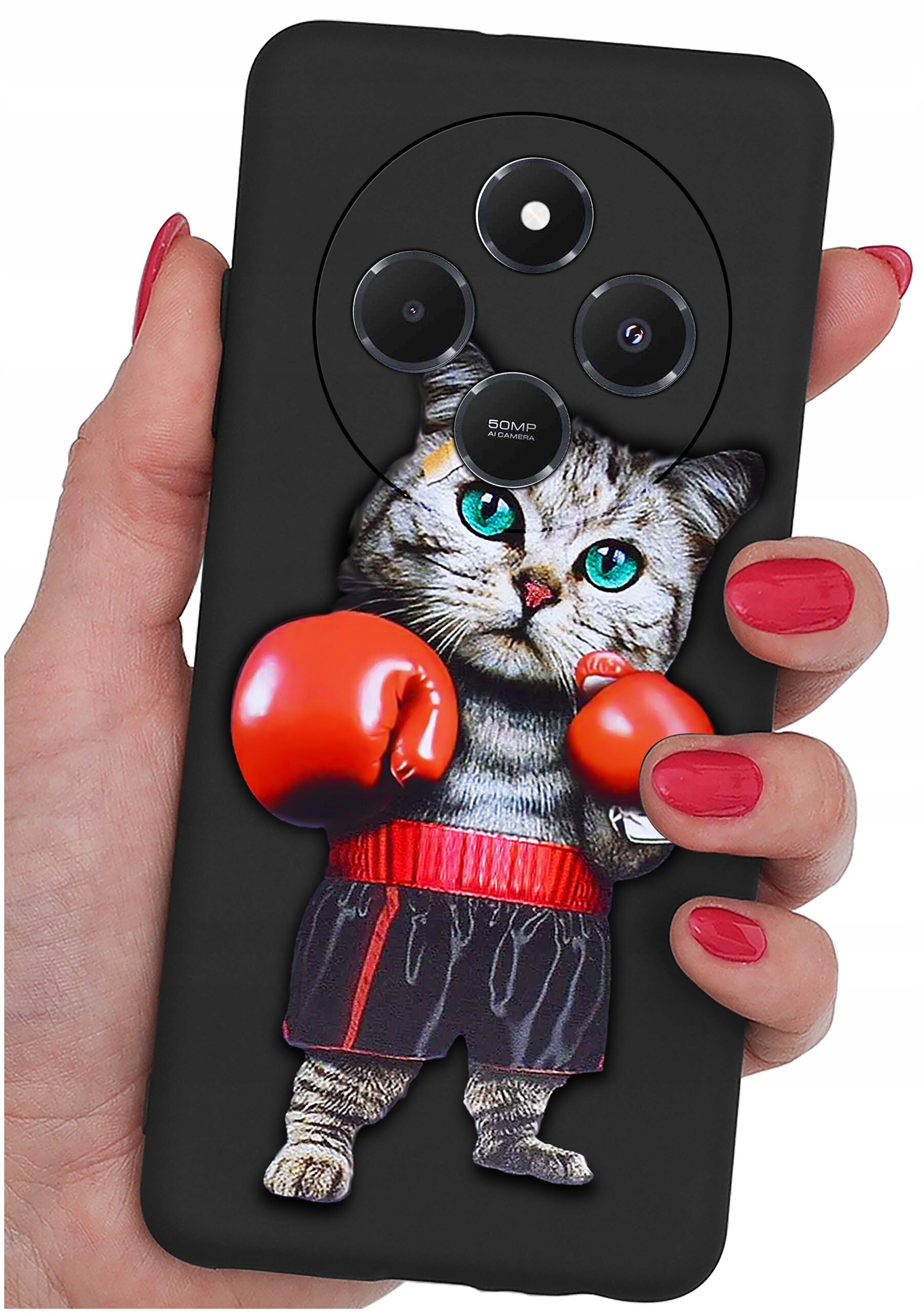 Czarny silikonowy case na telefon z nadrukiem kota w czerwonych rękawicach bokserskich i spódniczce. W tle widoczne są trzy obiektywy aparatu oraz napis \'50MP AI Camera\'.
