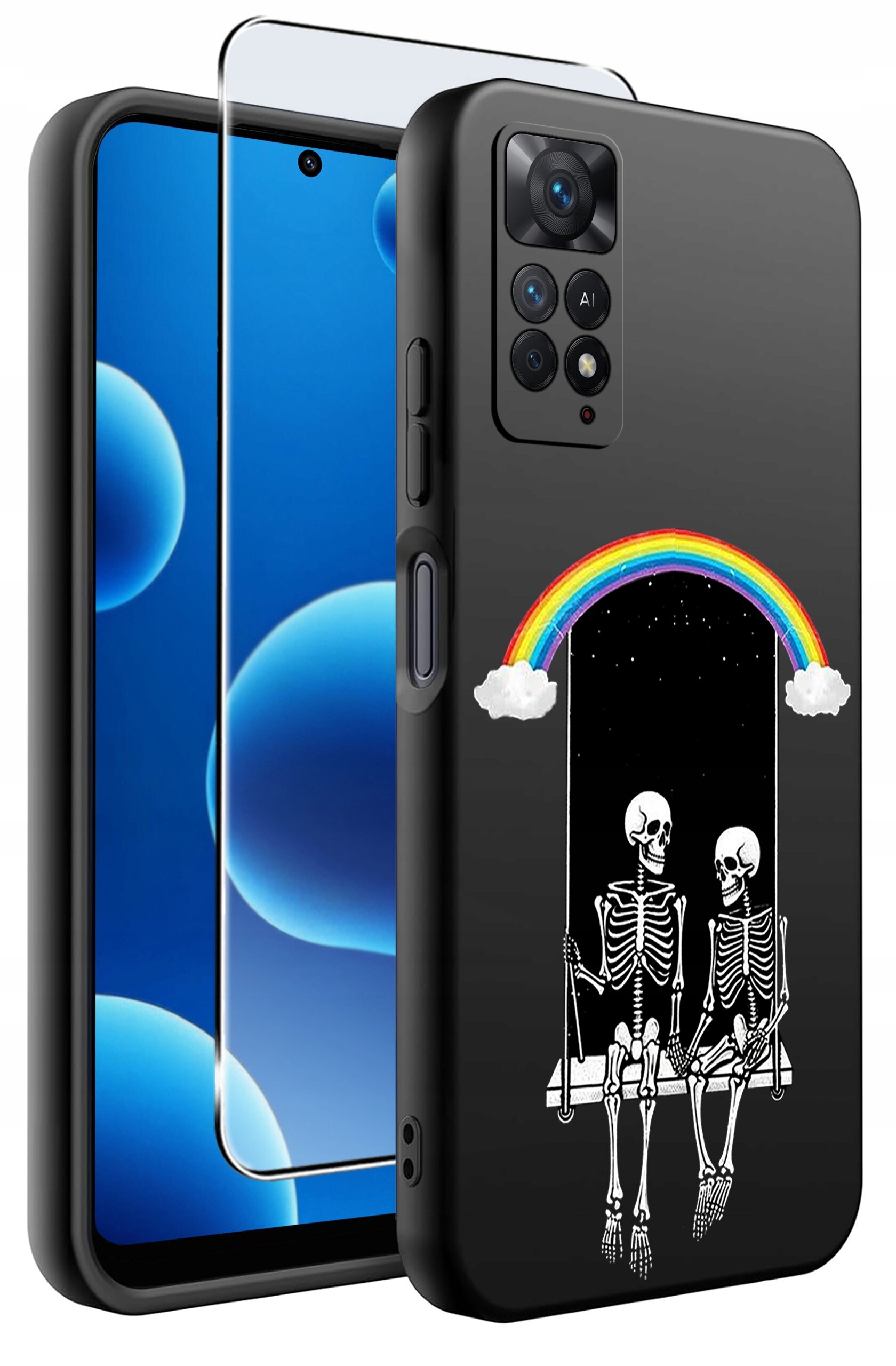 Czarne etui na telefon z nadrukiem dwóch szkieletów siedzących na huśtawce pod tęczą. Obok etui znajduje się szkło ochronne na ekran.