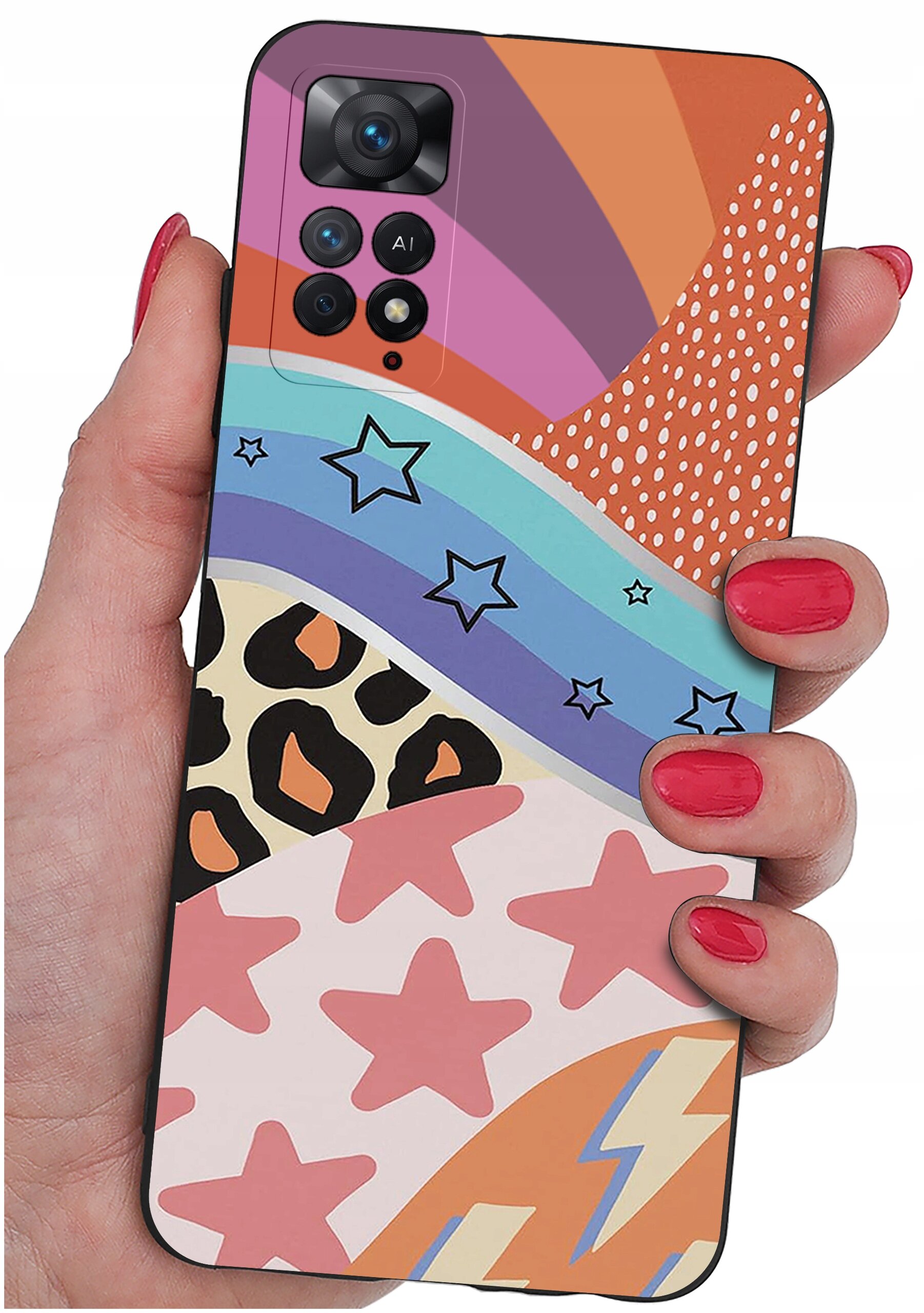 Osoba trzyma telefon z kolorowym etui, które ma wzory gwiazd, pasków i plam w różnych kolorach. Na etui widoczne są kolory takie jak pomarańczowy, niebieski, fioletowy i różowy.