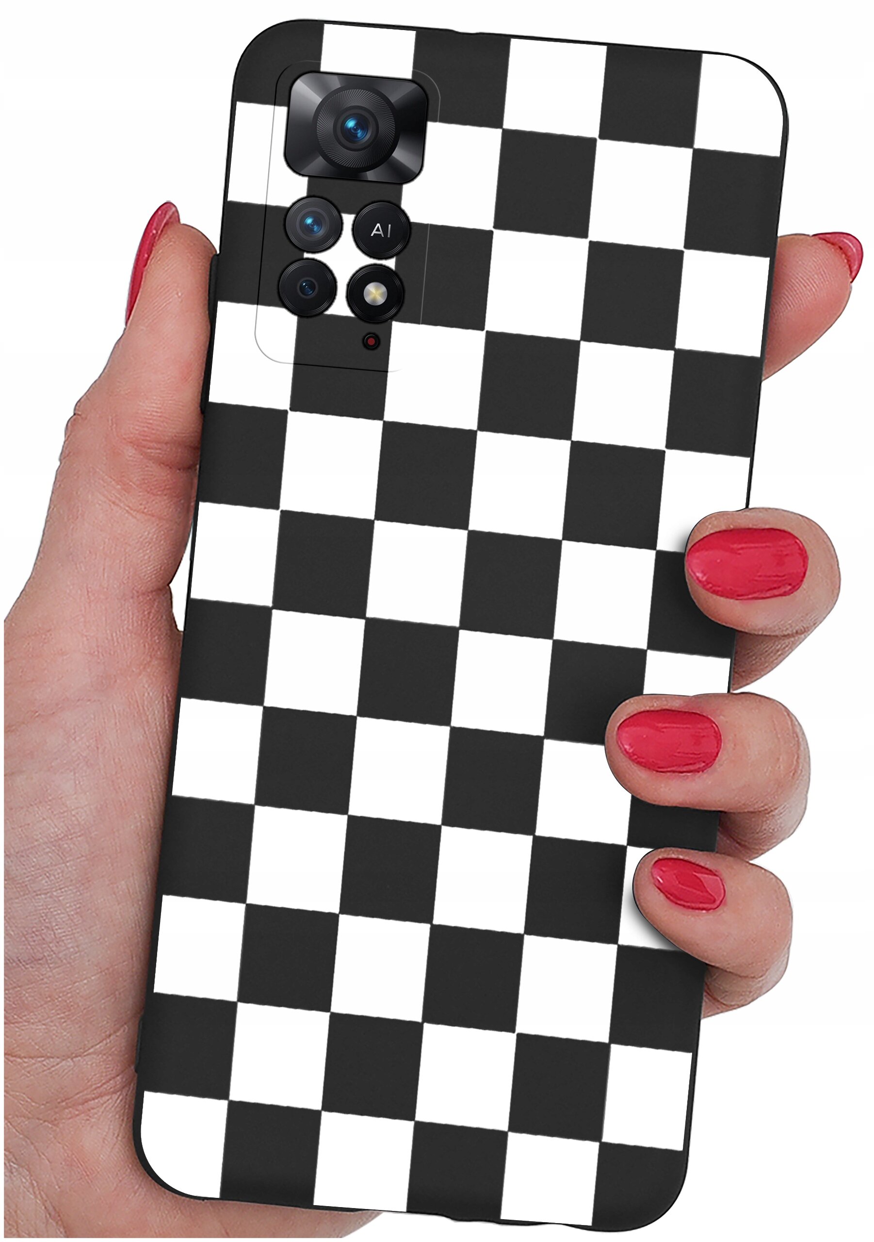 Osoba trzyma telefon z etui w czarno-białą szachownicę. Etui ma wycięcia na aparat i przyciski.