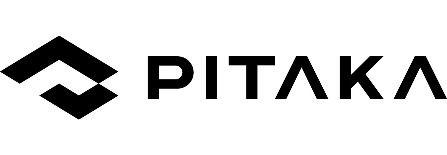 Logo z czarnym symbolem geometrycznym obok napisu \'PITAKA\'.