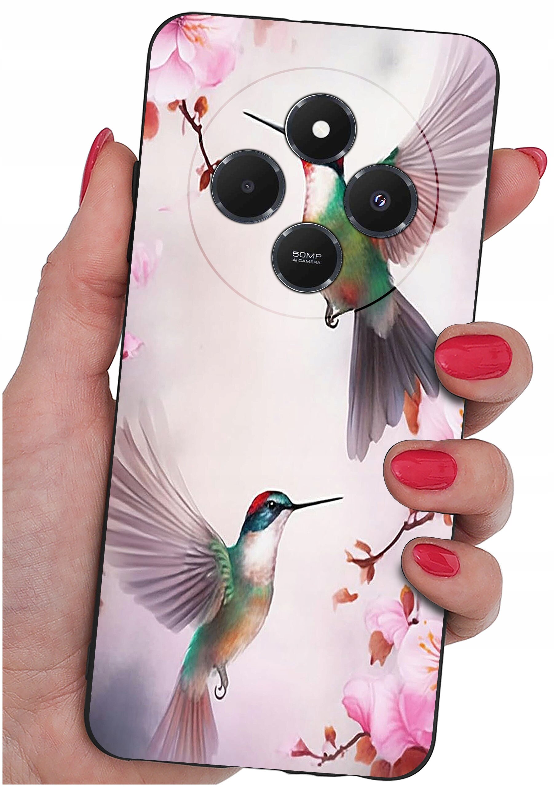 Etui na telefon z motywem kolibrów i kwiatów, trzymane w dłoni z pomalowanymi na czerwono paznokciami. Widoczne są trzy obiektywy aparatu oraz napis \'50MP AI Camera\'.