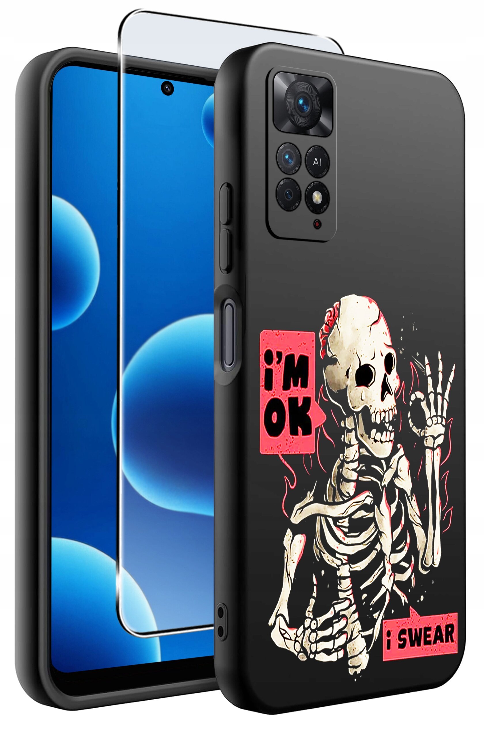 Obraz przedstawia silikonowe etui na telefon z nadrukiem szkieletu oraz napisami \'i\'m OK\' i \'i SWEAR\'. W tle widoczna jest szybka ochronna na ekran.