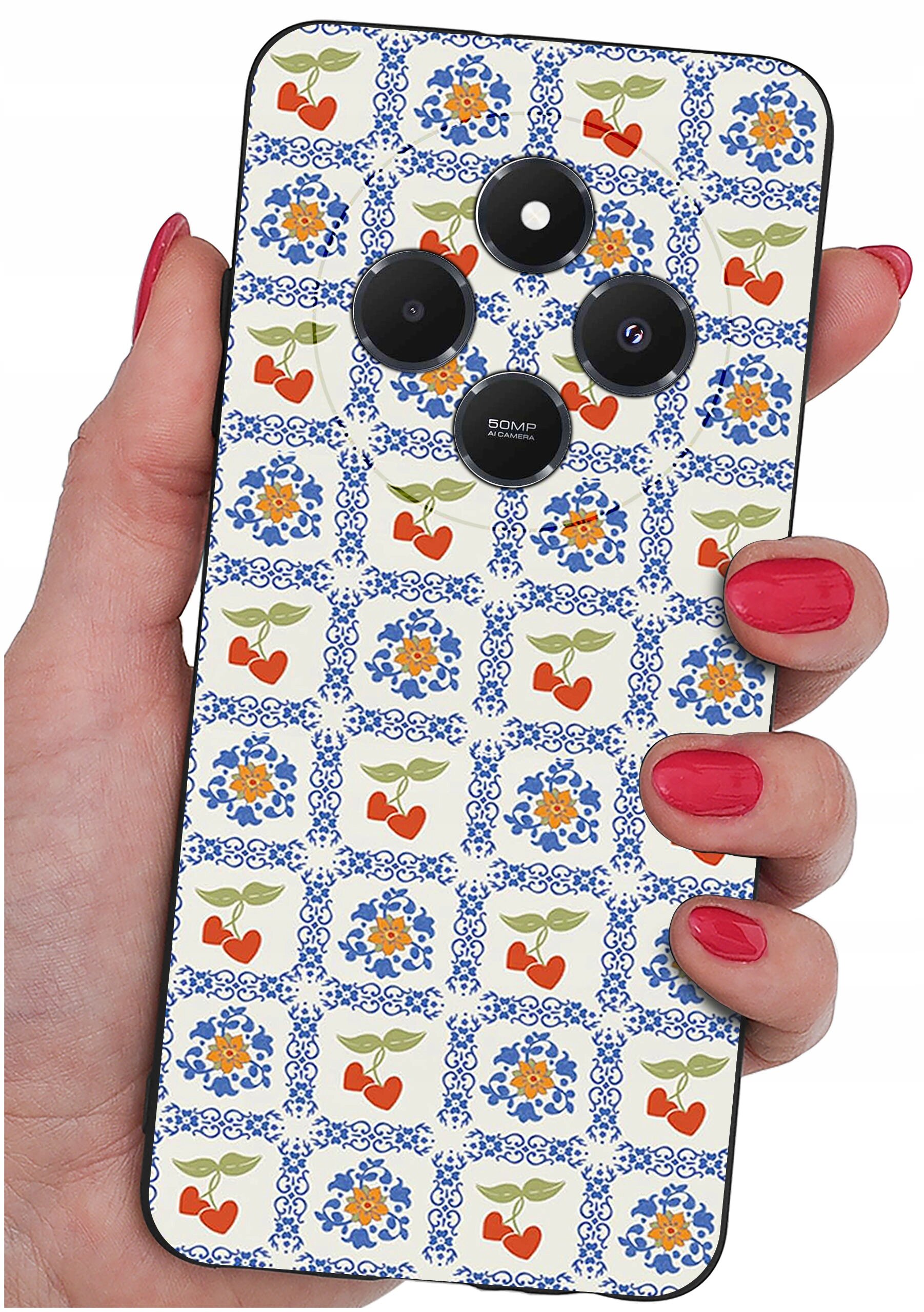 Osoba trzyma telefon z etui ozdobionym wzorem w niebieskie i pomarańczowe kwiaty oraz czerwone serca. Na etui widoczne są cztery otwory na aparaty, a na jednym z nich napis \'50MP\'.