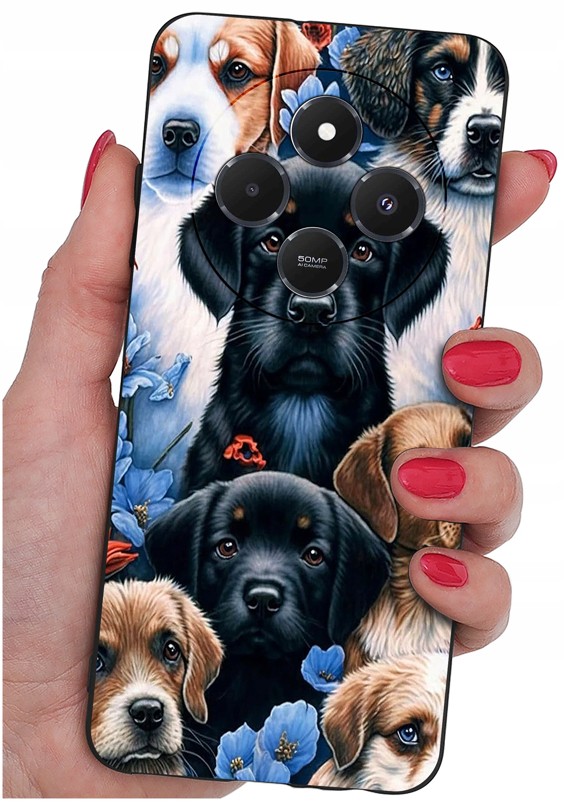 Etui na telefon z wzorem przedstawiającym psy i niebieskie kwiaty, trzymane w dłoni z pomalowanymi na czerwono paznokciami. Na etui widoczne są otwory na aparat i napis \'50MP AI CAMERA\'.