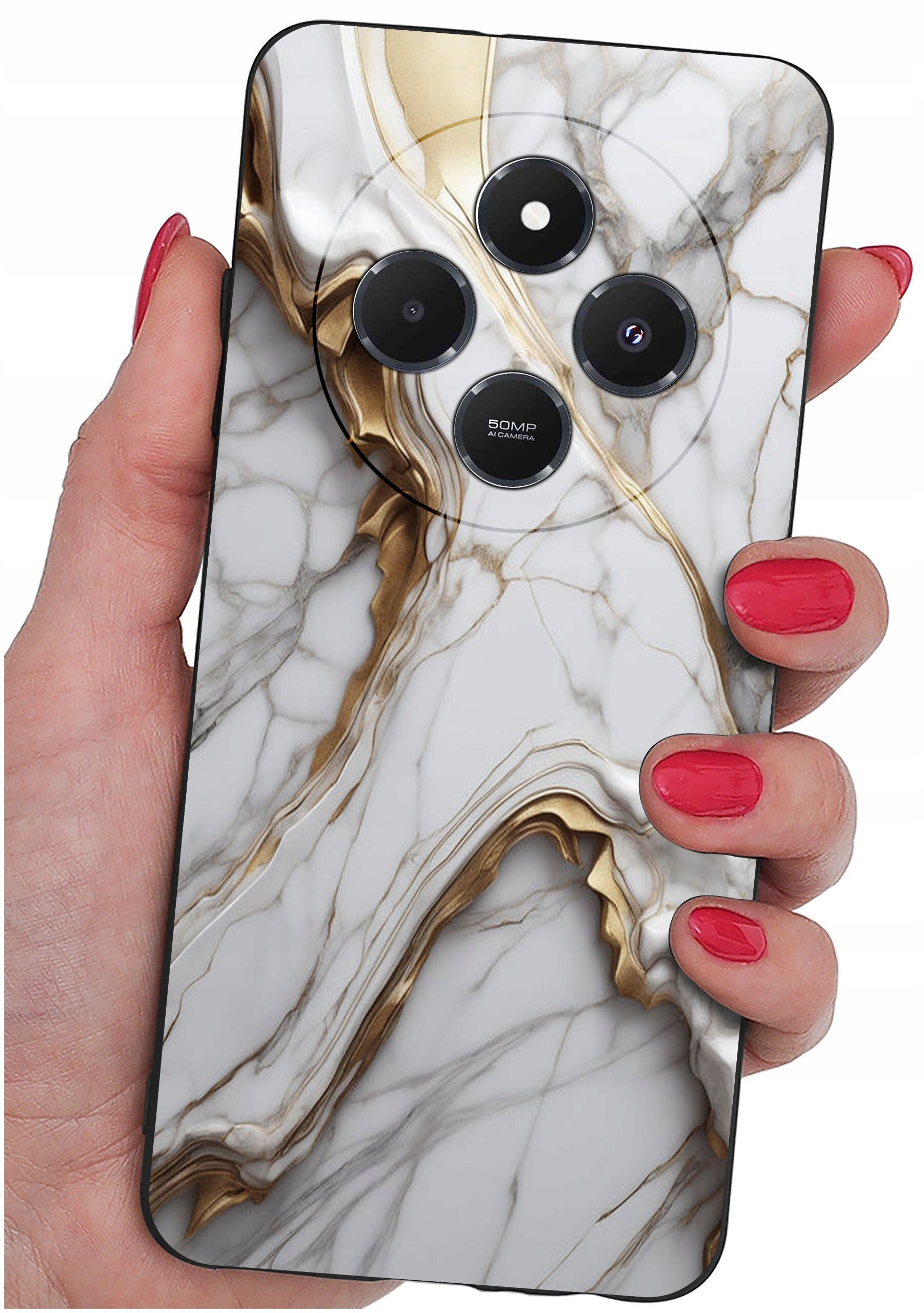 Osoba trzyma telefon z etui o marmurowym wzorze w odcieniach bieli i złota. Na etui widoczne są trzy okrągłe otwory na aparaty oraz napis \'50MP AI Camera\'.