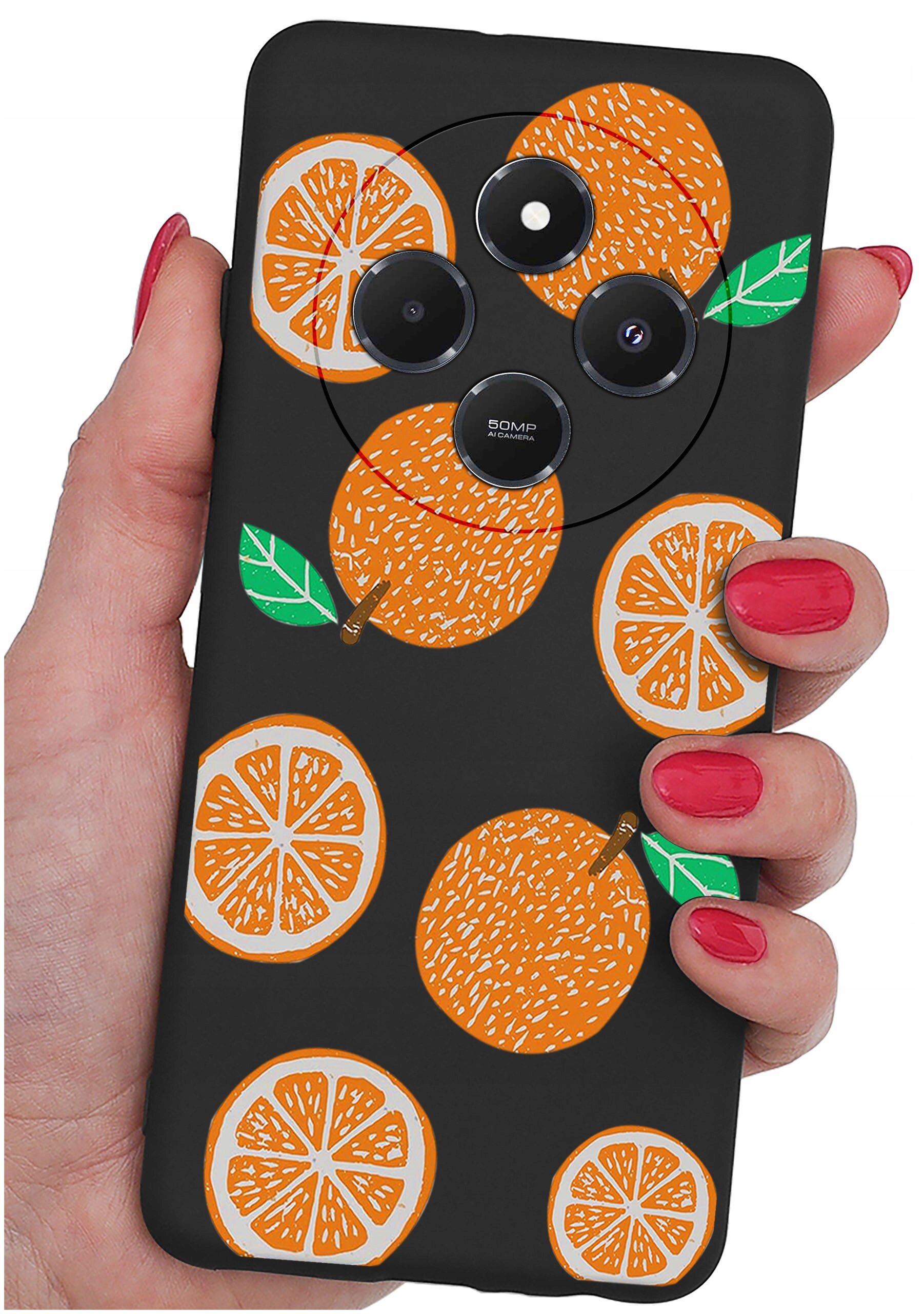 Czarna obudowa telefonu z wzorem pomarańczy i liści, trzymana w dłoni z pomalowanymi na czerwono paznokciami. Widoczne są trzy obiektywy aparatu oraz napis \'50MP AI Camera\'.