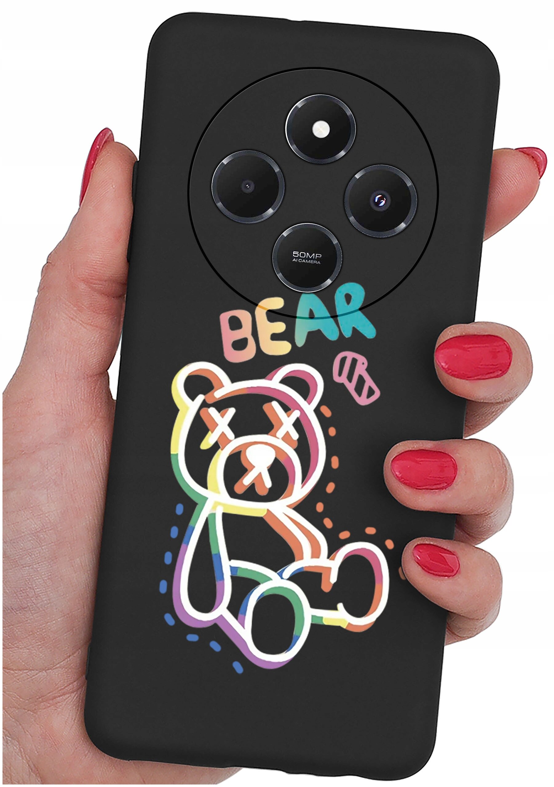 Czarne etui na telefon z kolorowym rysunkiem misia i napisem \'BEAR\'. Etui trzymane jest w dłoni z pomalowanymi na czerwono paznokciami.