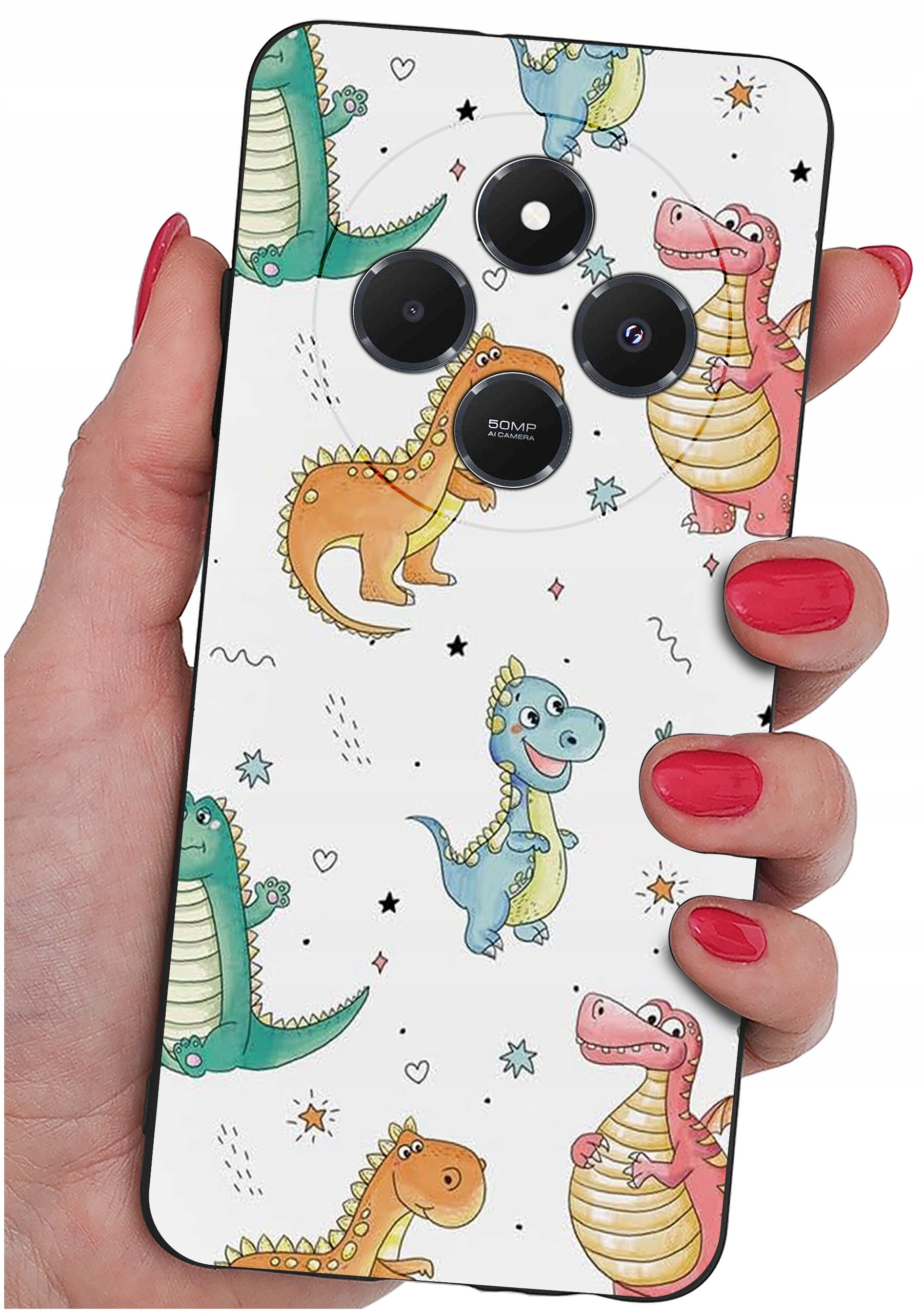 Etui na telefon z kolorowym wzorem dinozaurów trzymane w dłoni z pomalowanymi na czerwono paznokciami. Etui posiada wycięcia na cztery obiektywy aparatu.