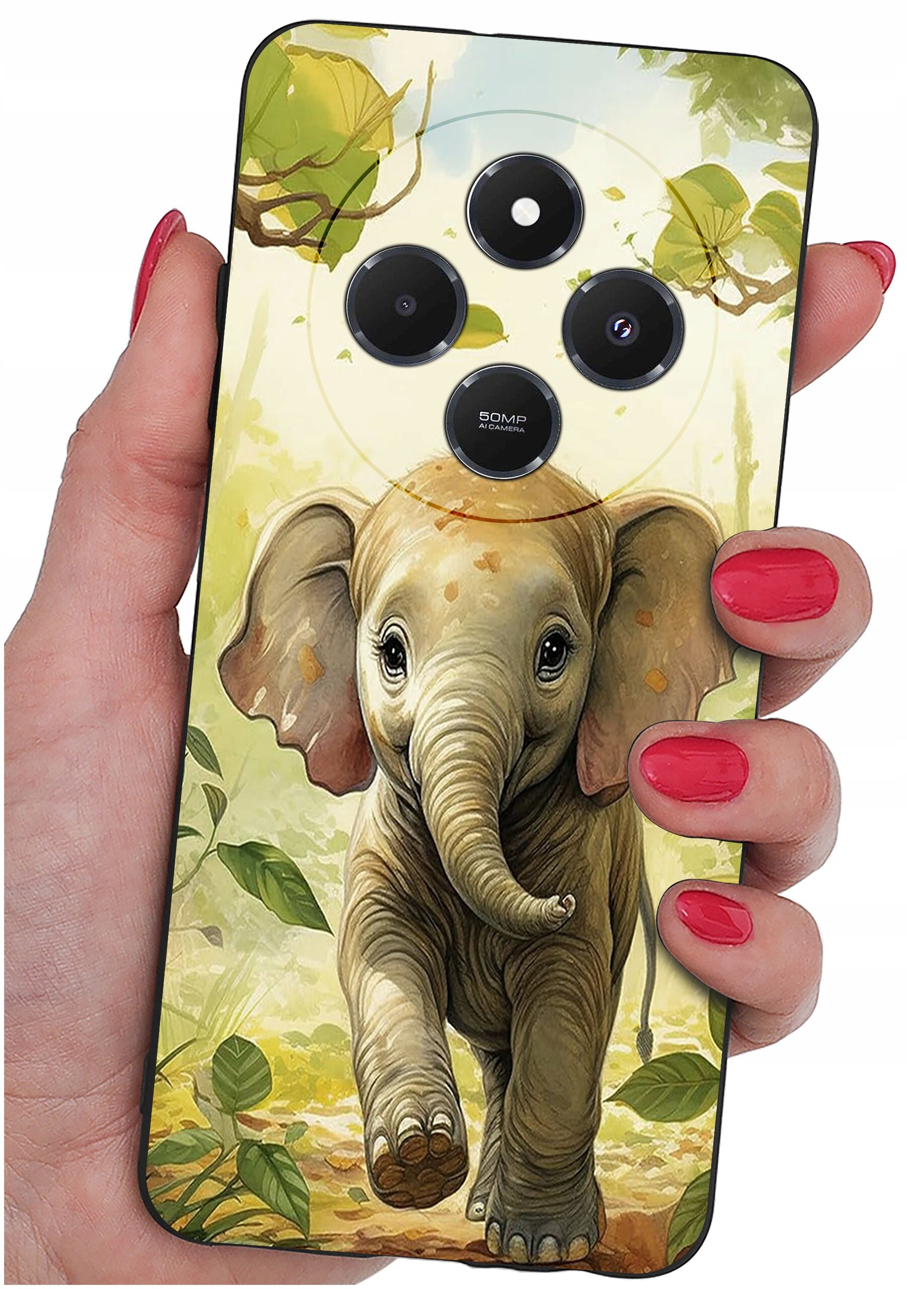 Etui na telefon z nadrukiem słonia i liści, trzymane w dłoni z pomalowanymi na czerwono paznokciami. Widoczne są trzy obiektywy aparatu oraz napis \'50MP AI Camera\'.