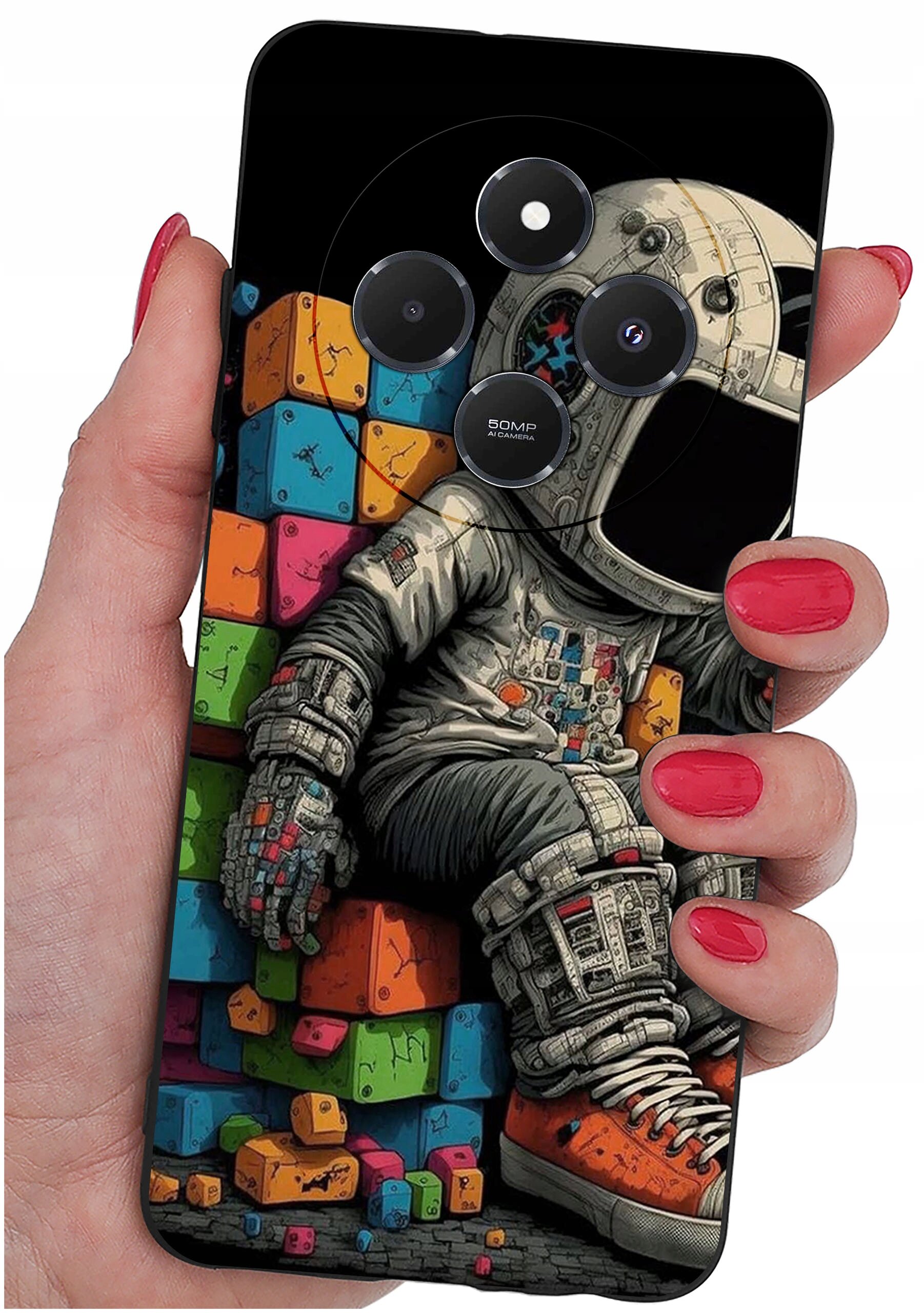 Etui na telefon z kolorowym nadrukiem przedstawiającym astronautę siedzącego na klockach. Widoczne są trzy obiektywy aparatu oraz napis \'50MP AI Camera\'.