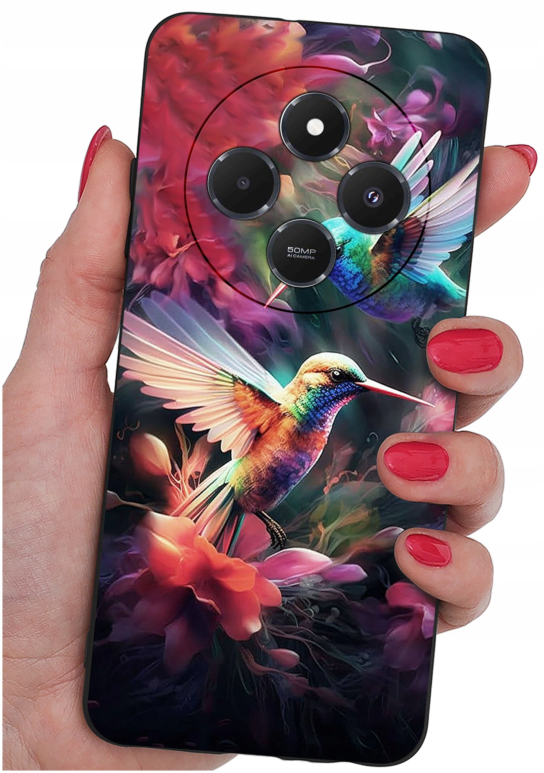 Etui na telefon z kolorowym wzorem przedstawiającym kolibra wśród kwiatów, trzymane w dłoni z pomalowanymi na czerwono paznokciami. Na etui widoczny jest napis \'50MP AI CAMERA\'.