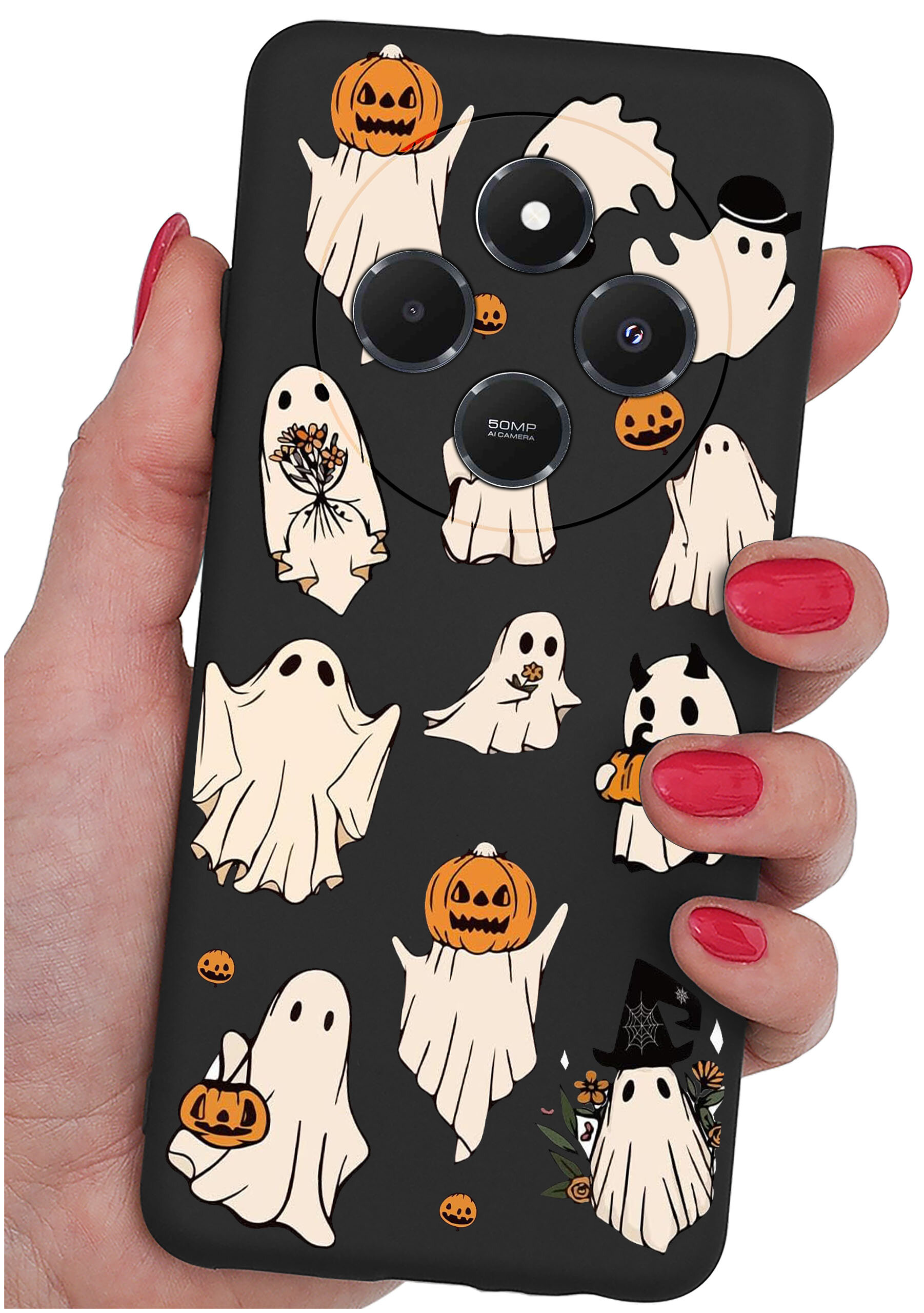Etui na telefon z motywem duchów i dyni, trzymane w dłoni z pomalowanymi na czerwono paznokciami. Na etui widoczne są otwory na aparat i napis \'50MP AI CAMERA\'.