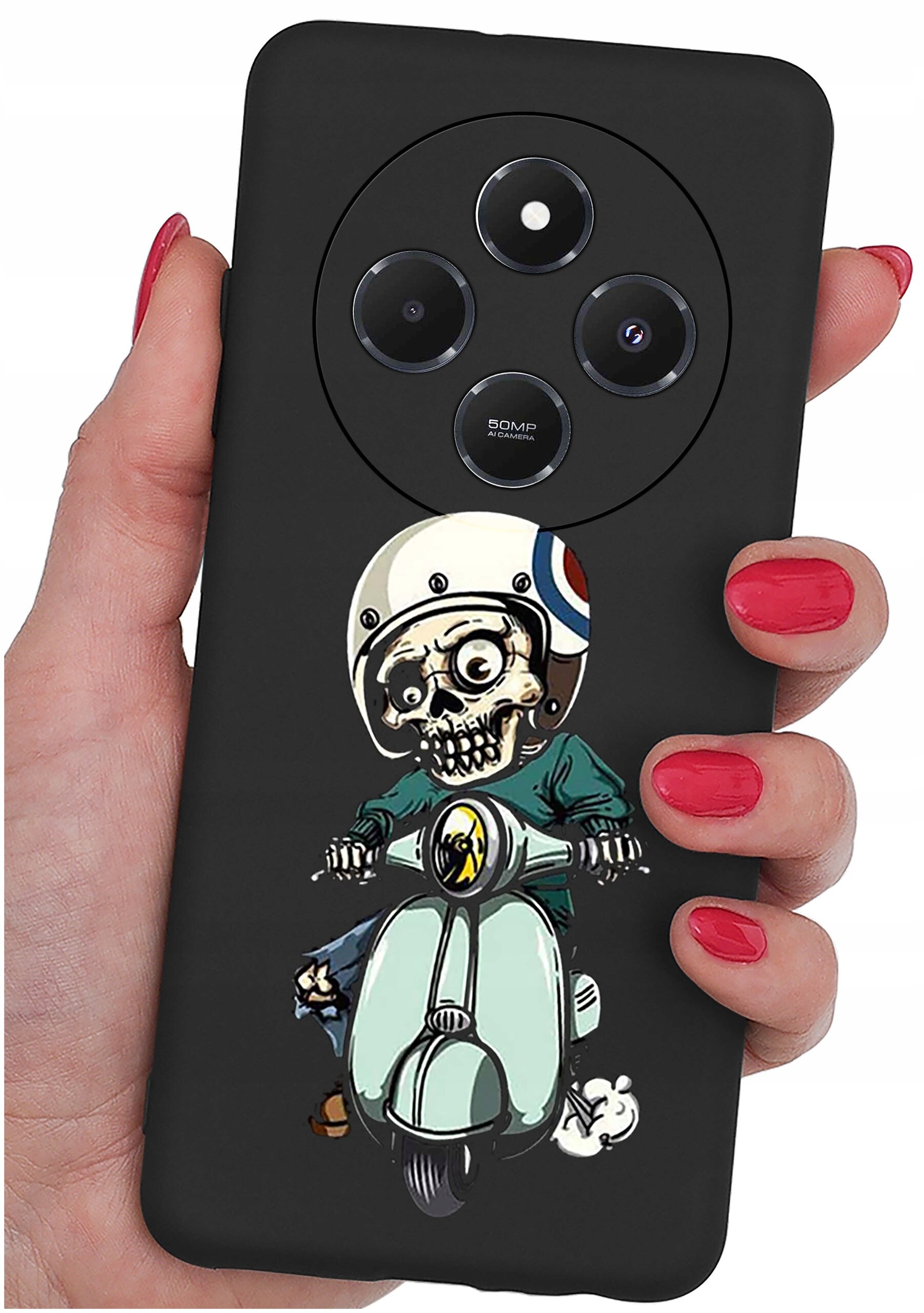 Czarna obudowa telefonu z nadrukiem przedstawiającym szkielet na skuterze w kasku. Widoczne są trzy obiektywy aparatu oraz napis \'50MP AI CAMERA\'.