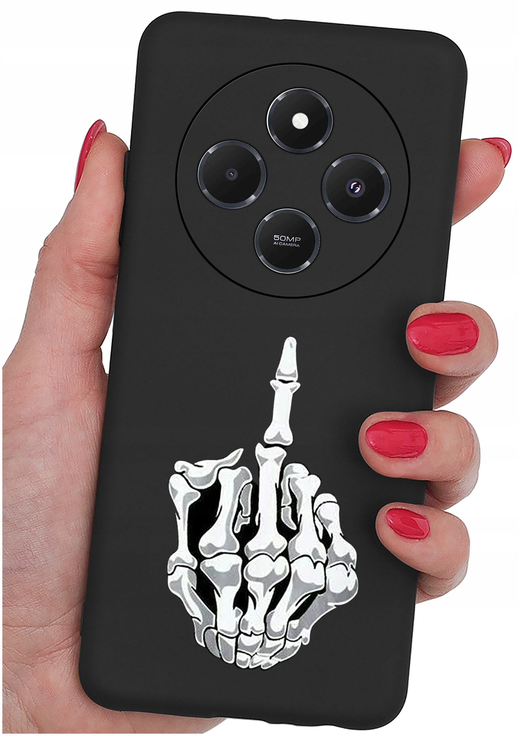 Czarne etui na telefon z nadrukiem białych kości w kształcie dłoni. Widać trzy obiektywy aparatu i napis \'50MP AI Camera\'.