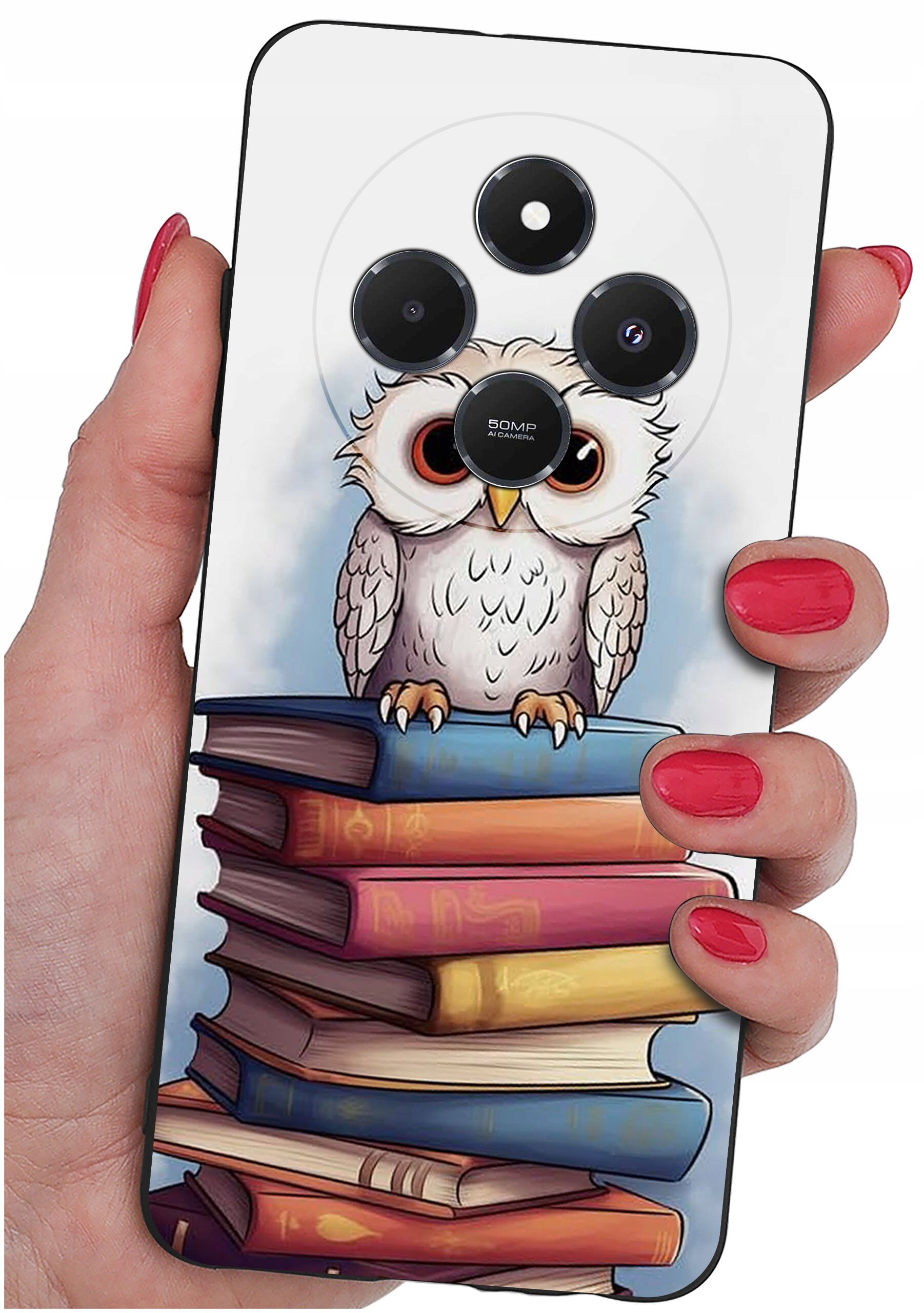 Etui na telefon z nadrukiem sowy siedzącej na stosie książek, trzymane w dłoni z pomalowanymi na czerwono paznokciami. Widoczne są trzy obiektywy aparatu oraz napis \'50MP\'.